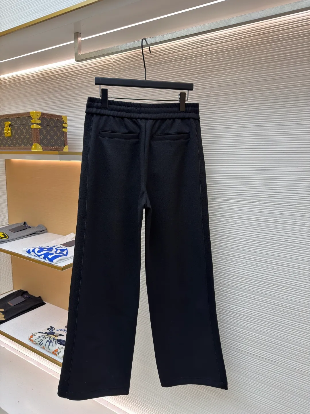 Dior jersey Oblique printed straight trousers ●Original version: Purchased and developed for 19500 ●Item number: 1682289-A90 ●Material: knitted fabric ●Technology: Printed production ●Color: black ●Version: Fitted version ●Weight: about 845 grams ●Size: S-M-L-XL ●Description: Made of navy blue cotton blend jersey fabric, sleeves decorated with Oblique Printed panels and side welt pockets make it unique. Wear with trousers from the collection. Sleeves decorated with Oblique print panels. Stand collar. Two-way zip fastening with Dior signature zip pull. Ribbed cuffs and hem. Body: 38% cotton, 32% polyester, 30% nylon. Lining: 51% cotton, 49% viscose. The overall wiring is straight and delicate, the fabric is comfortable and soft, and the color is consistent without color difference. It can be matched with the same style to create a fashionable look and control various occasions. Customized accessories, complete with three standards, same style for men and women!