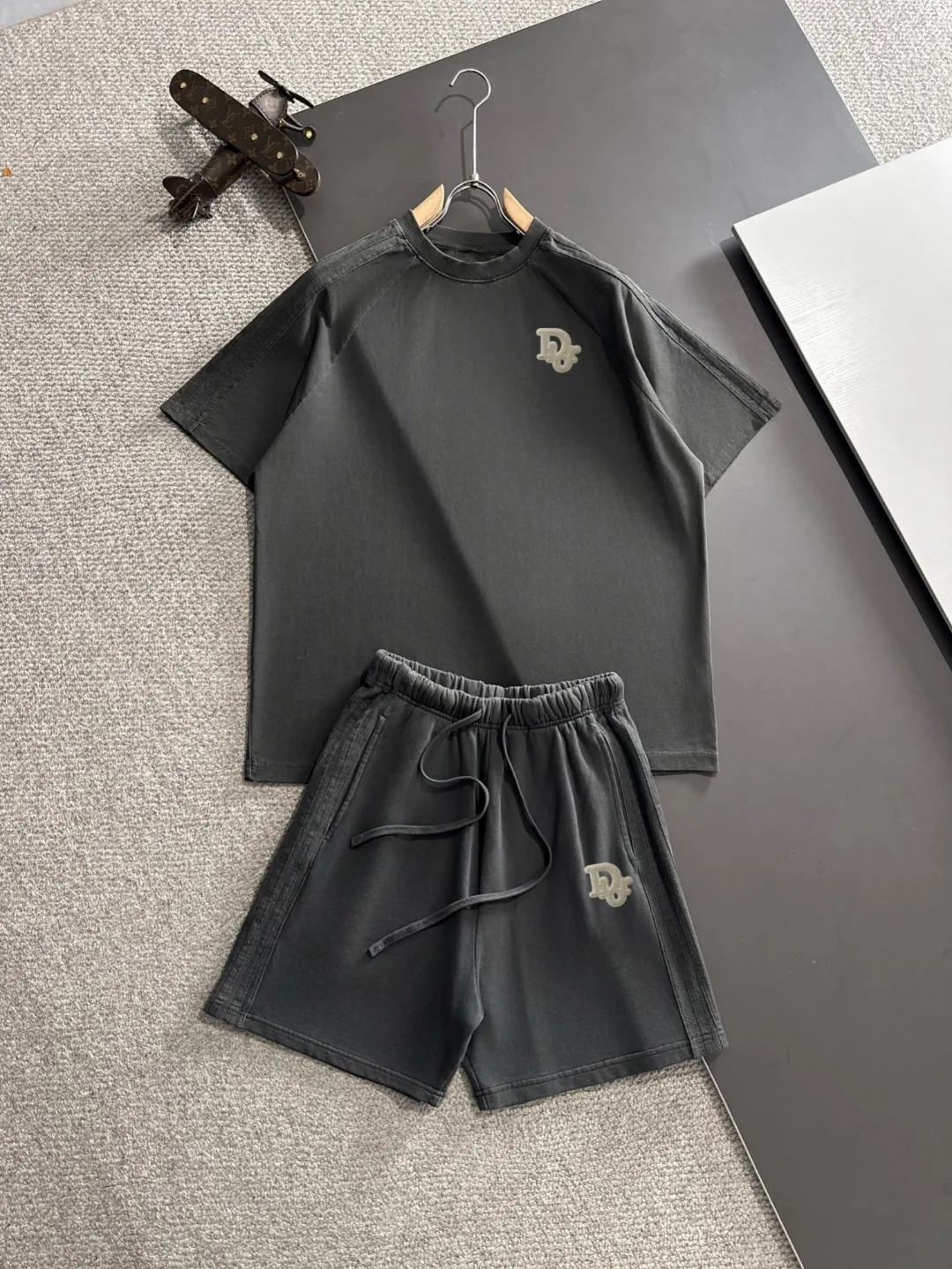 🅿️500 next day shipping DIOR/Dior high quality 2025 spring and summer new elastic band casual heavy industry washed suit, batik tripe sweat-absorbent and breathable, counter-customized fabric with high breathability and comfort, impeccable details, brand element design concept, reflecting high quality. It feels delicate and soft! It presents a casual cut and the upper body shape is great! Trading company channels are rare and available on the official website simultaneously! From a high-end men's positioning brand, high-end, low-key luxury taste, people can't refuse! Exquisite workmanship and impeccable quality! The overall style is simple, fashionable and timeless, fully meeting the requirements of stylish and tasteful dressing! Size: S-XXL