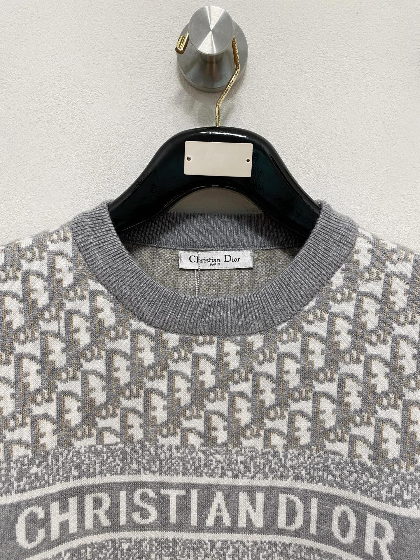 🅿️440 Dior crew neck sweater, made of wool blended yarn, has good warmth retention, fluffy and soft, doubles skin care, giving you a lightweight wearing experience. High-quality natural fibers ensure high-quality life. The whole piece adopts solid color single-sided craftsmanship, leaving loose space when fit, solid color plain weave, neat texture, solid color design, durable and high-end. The workmanship is meticulous, fashionable and versatile. The reverse shoulder design is simple and comfortable. At the same time, it uses counter stitching to highlight the quality in the details, making the temperament more low-key, restrained, calm and stylish, and better showing the clean and tidy side of successful men. The collar, cuffs, and hem are made of dense rib weaving, which is tight and elastic, not easy to deform, and highlights the details and texture. Whether worn alone or layered, it can not only give you a warm feeling, but also give you a sophisticated sense of fashion.      Size: M-XXXL