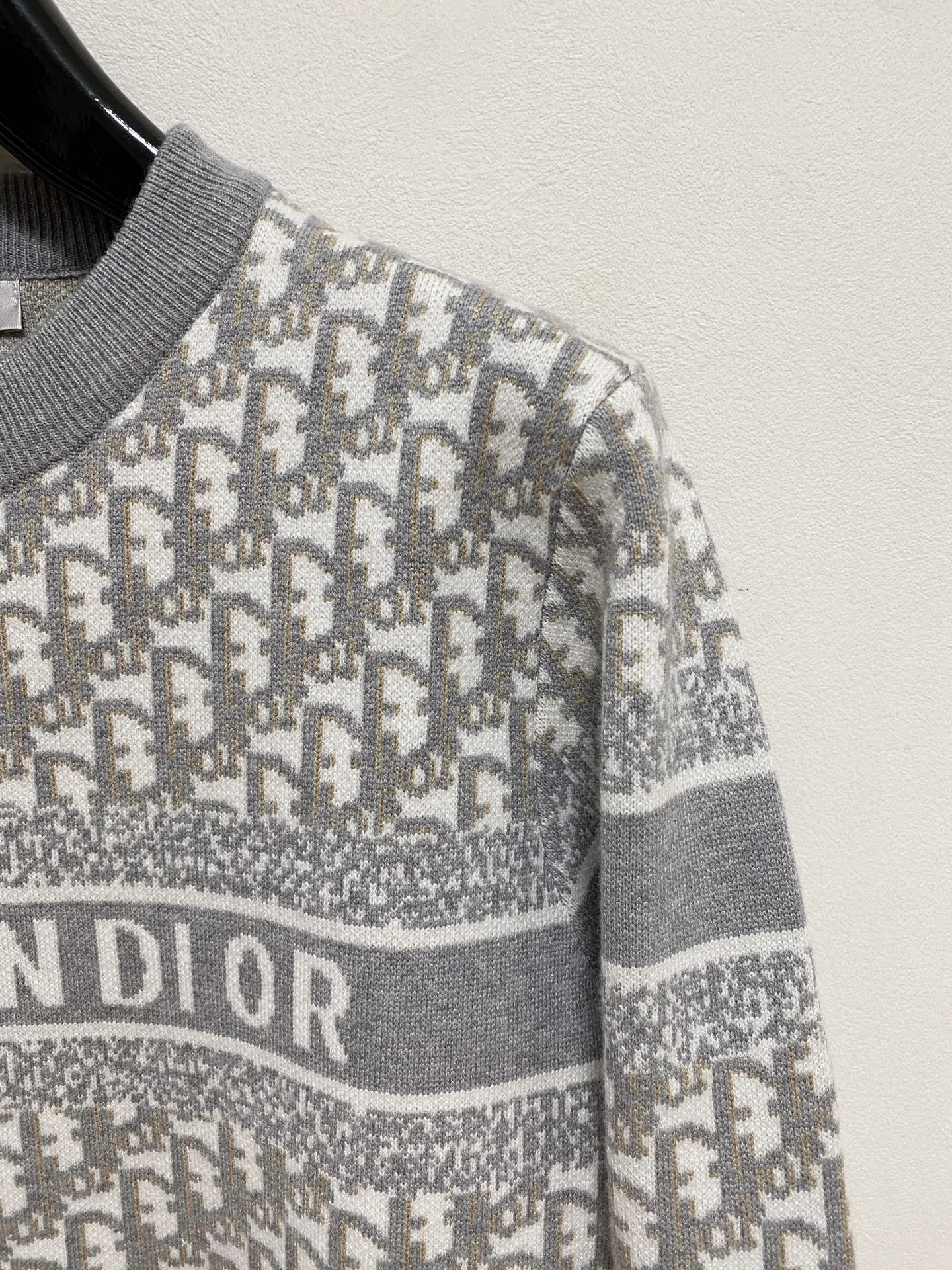 🅿️440 Dior crew neck sweater, made of wool blended yarn, has good warmth retention, fluffy and soft, doubles skin care, giving you a lightweight wearing experience. High-quality natural fibers ensure high-quality life. The whole piece adopts solid color single-sided craftsmanship, leaving loose space when fit, solid color plain weave, neat texture, solid color design, durable and high-end. The workmanship is meticulous, fashionable and versatile. The reverse shoulder design is simple and comfortable. At the same time, it uses counter stitching to highlight the quality in the details, making the temperament more low-key, restrained, calm and stylish, and better showing the clean and tidy side of successful men. The collar, cuffs, and hem are made of dense rib weaving, which is tight and elastic, not easy to deform, and highlights the details and texture. Whether worn alone or layered, it can not only give you a warm feeling, but also give you a sophisticated sense of fashion.      Size: M-XXXL