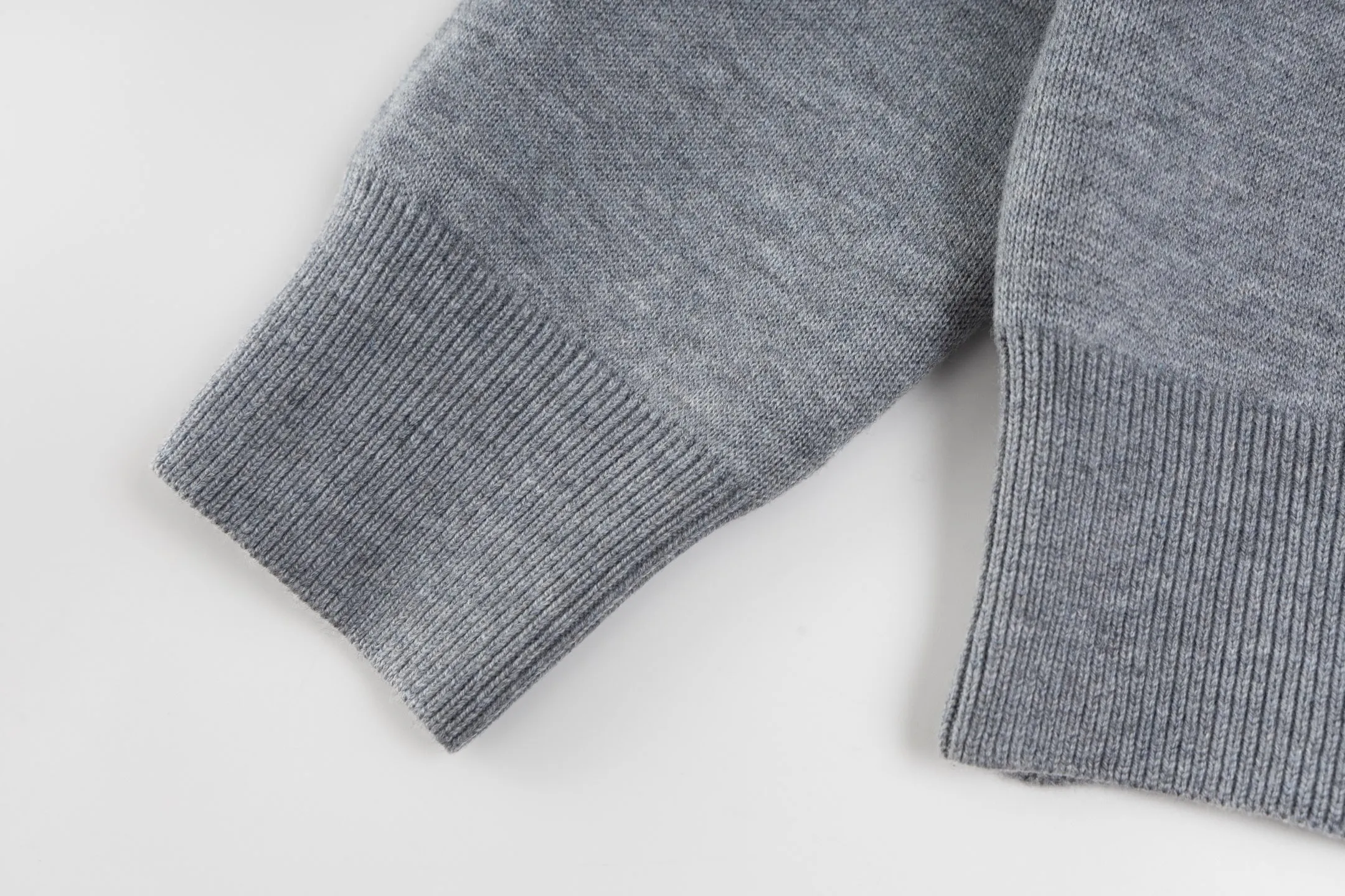 🅿️500 [Exclusive supply] CD 25FW presbyopic reversible cashmere crew neck sweater (grey). The fabric is made of top-quality cashmere yarn. The new autumn and winter Oblique jacquard knitted cashmere sweater adopts a reversible design and is made of selected high-quality cashmere materials. After fine weaving process, it presents a soft and comfortable touch and excellent thermal insulation performance. The iconic Oblique jacquard pattern is perfectly presented through precision knitting technology. It can be worn on both sides, showing different style charms. The round neck design is simple and elegant, suitable for various matching occasions. Exquisite knitting technology ensures that the clothes are not easily deformed and remain crisp and long-lasting. The double-sided design concept reflects DIOR's perfect balance of practicality and fashion. Each sweater undergoes strict quality inspection to ensure that the quality meets the brand's consistently high standards. This knitted item combines warmth and style, making it an exquisite addition to your autumn and winter wardrobe. Size:S/M/L
