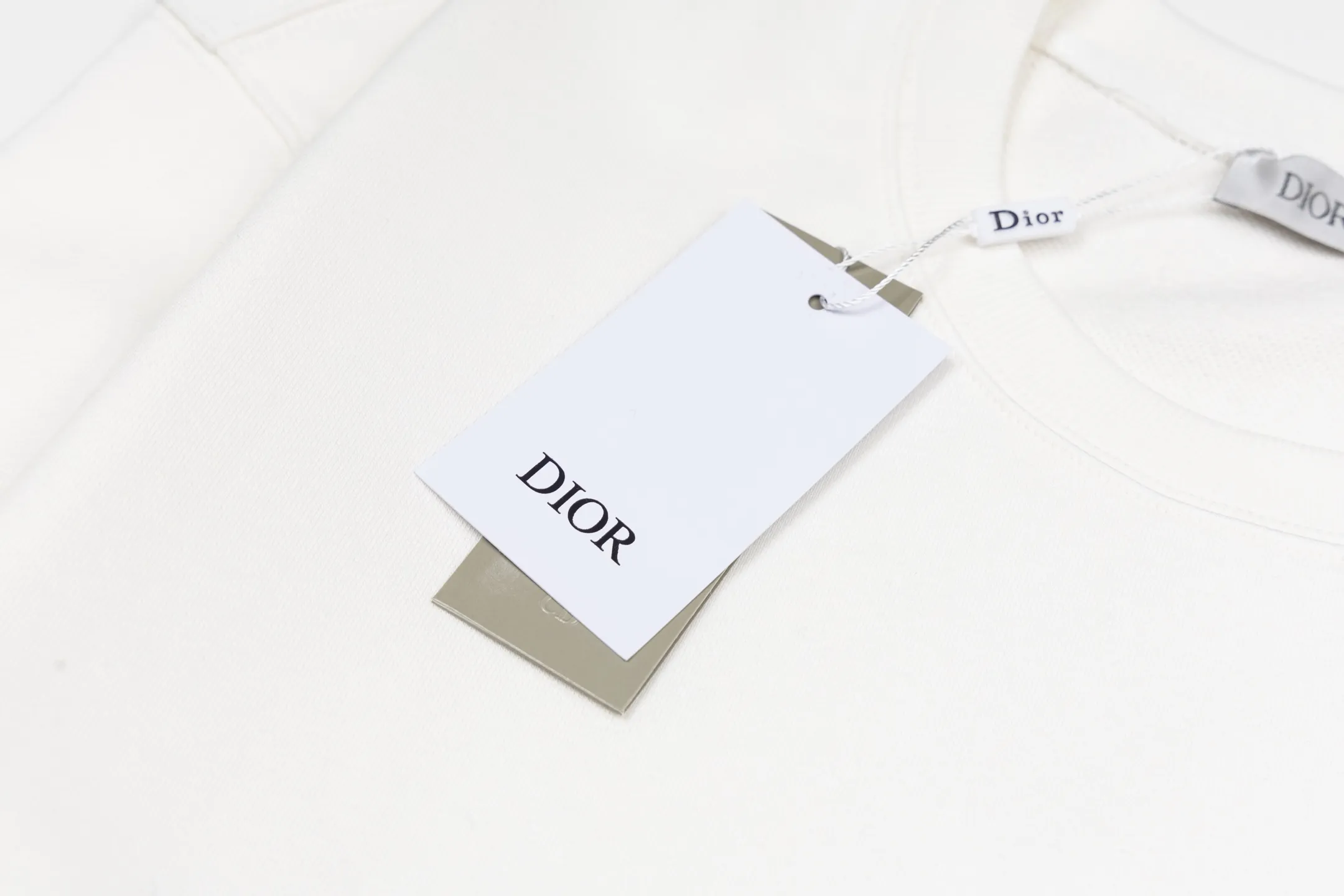 🅿️340 CD logo embroidered crew neck sweatshirt (white) The fabric is made of high-quality white cotton fleece fabric, which is soft and comfortable to the touch, bringing a warm wearing experience. The fabric is made of 100% cotton, which has good breathability and skin-friendliness. The sweatshirt adopts a regular fit design and is discreetly decorated with the same-tone CD Icon embroidery logo on the chest, showing exquisite craftsmanship in every detail. The collar, cuffs and hem are all designed with ribbed edges, which not only enhances the crispness of the overall silhouette, but also keeps the clothing durable and without deformation. Exquisite sewing technology ensures that every seam is smooth and firm, reflecting the brand's strict requirements for quality. This sweatshirt not only retains the comfort of sports and leisure, but also shows the texture of high fashion through exquisite detail processing, making it suitable for daily wear in various occasions. Size:S-M-L-XL
