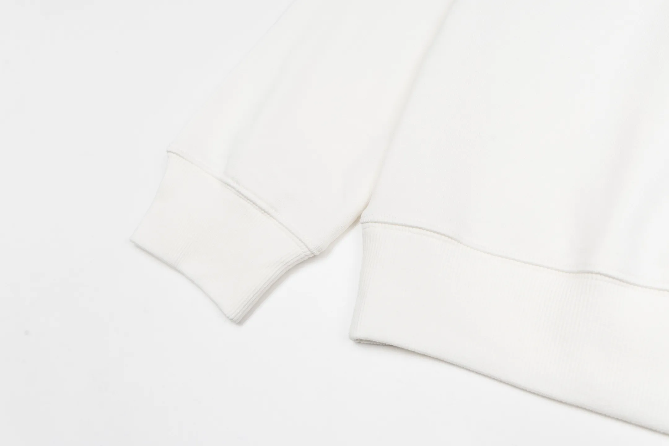 🅿️340 CD logo embroidered crew neck sweatshirt (white) The fabric is made of high-quality white cotton fleece fabric, which is soft and comfortable to the touch, bringing a warm wearing experience. The fabric is made of 100% cotton, which has good breathability and skin-friendliness. The sweatshirt adopts a regular fit design and is discreetly decorated with the same-tone CD Icon embroidery logo on the chest, showing exquisite craftsmanship in every detail. The collar, cuffs and hem are all designed with ribbed edges, which not only enhances the crispness of the overall silhouette, but also keeps the clothing durable and without deformation. Exquisite sewing technology ensures that every seam is smooth and firm, reflecting the brand's strict requirements for quality. This sweatshirt not only retains the comfort of sports and leisure, but also shows the texture of high fashion through exquisite detail processing, making it suitable for daily wear in various occasions. Size:S-M-L-XL