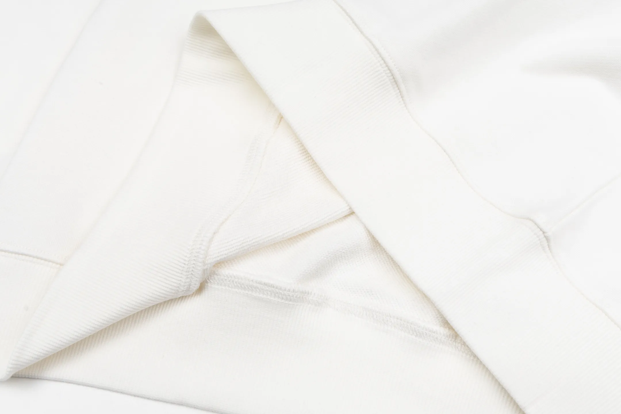 🅿️340 CD logo embroidered crew neck sweatshirt (white) The fabric is made of high-quality white cotton fleece fabric, which is soft and comfortable to the touch, bringing a warm wearing experience. The fabric is made of 100% cotton, which has good breathability and skin-friendliness. The sweatshirt adopts a regular fit design and is discreetly decorated with the same-tone CD Icon embroidery logo on the chest, showing exquisite craftsmanship in every detail. The collar, cuffs and hem are all designed with ribbed edges, which not only enhances the crispness of the overall silhouette, but also keeps the clothing durable and without deformation. Exquisite sewing technology ensures that every seam is smooth and firm, reflecting the brand's strict requirements for quality. This sweatshirt not only retains the comfort of sports and leisure, but also shows the texture of high fashion through exquisite detail processing, making it suitable for daily wear in various occasions. Size:S-M-L-XL