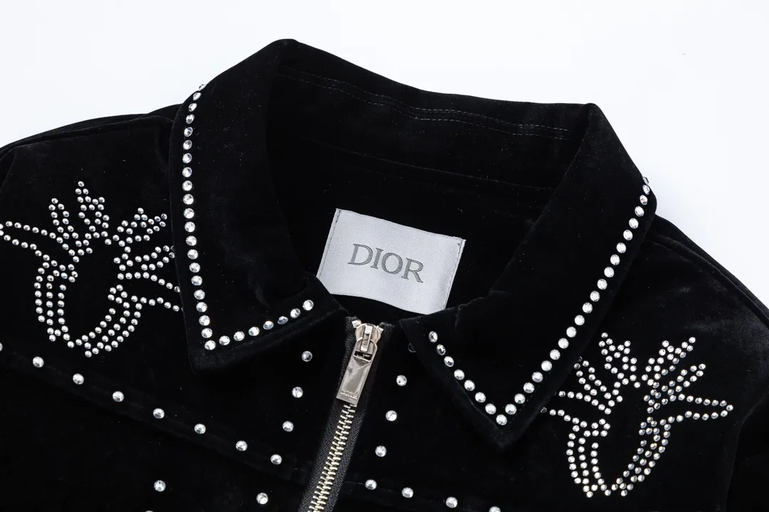 🅿️560 DIOR Dior’s 2024 autumn and winter new men’s baseball uniform⚾️jackets are on sale at the counter simultaneously! Customized exclusive gold velvet fabric, panoramic logo hot diamond design! Simple and elegant, easy to match and versatile, extremely high-grade, perfectly integrated into fashion and style, it is a top-notch fashionable style that is perfect for outer wear! The whole thing gives people a natural feeling! The ultimate classic and versatile jacket, using the latest three-dimensional logo elements to highlight the concave and convex texture! The ultimate heavy work, the ultimate perfection! Fans who pursue high quality should rush to buy it by themselves, and we sincerely invite all fans who know the goods to appreciate this model together! ! Size: L-2XL