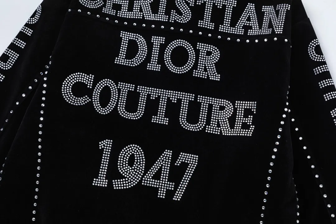🅿️560 DIOR Dior’s 2024 autumn and winter new men’s baseball uniform⚾️jackets are on sale at the counter simultaneously! Customized exclusive gold velvet fabric, panoramic logo hot diamond design! Simple and elegant, easy to match and versatile, extremely high-grade, perfectly integrated into fashion and style, it is a top-notch fashionable style that is perfect for outer wear! The whole thing gives people a natural feeling! The ultimate classic and versatile jacket, using the latest three-dimensional logo elements to highlight the concave and convex texture! The ultimate heavy work, the ultimate perfection! Fans who pursue high quality should rush to buy it by themselves, and we sincerely invite all fans who know the goods to appreciate this model together! ! Size: L-2XL