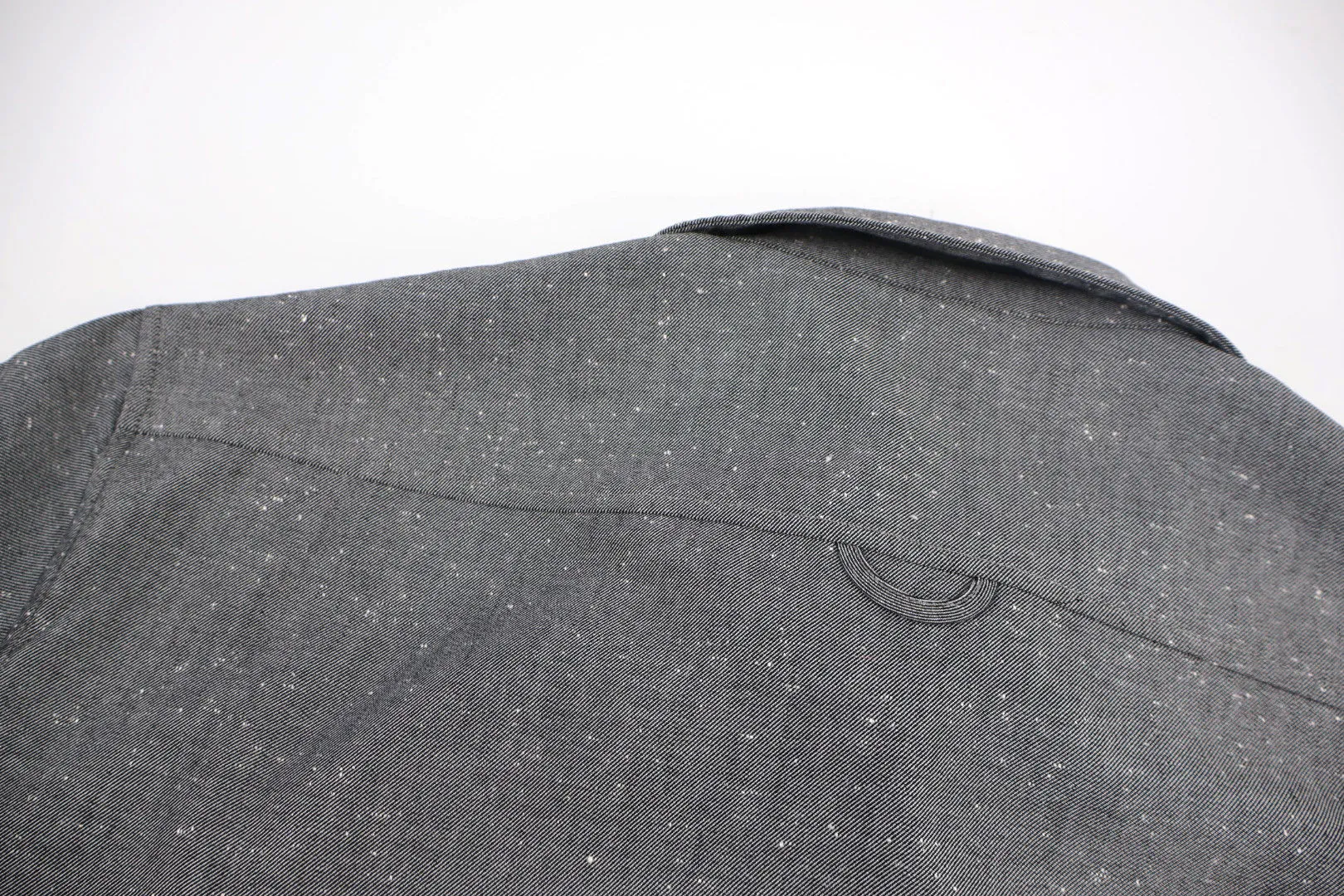 🅿️780 CD solid color wool jacket. The original version was purchased for 19,000 and developed. The fabric is made of twill wool blended mulberry silk fabric. The white dot fabric is not available in the market and is specially customized. The cycle is 30 days. The ready-made fabrics are enzyme washed and have manual car markings. Customized 1:1 zipper, customized 1:1 trademark, loose fit. Size:46-48-50-52