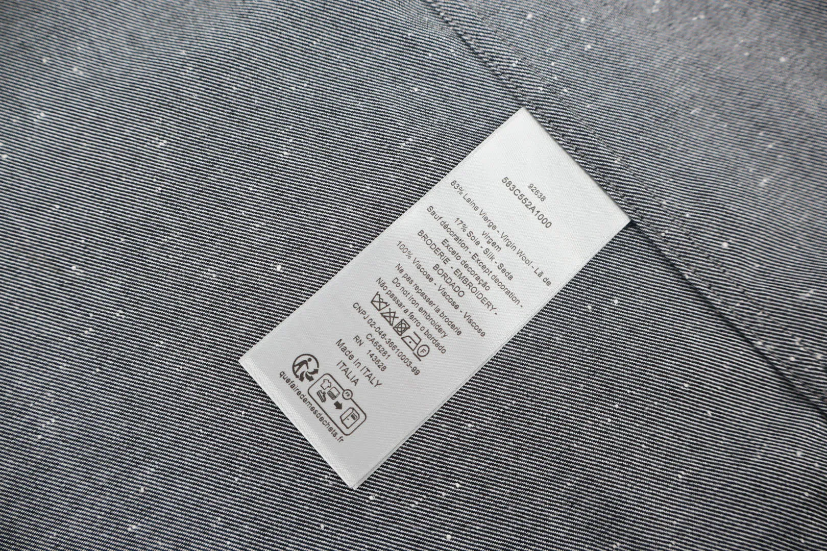 🅿️780 CD solid color wool jacket. The original version was purchased for 19,000 and developed. The fabric is made of twill wool blended mulberry silk fabric. The white dot fabric is not available in the market and is specially customized. The cycle is 30 days. The ready-made fabrics are enzyme washed and have manual car markings. Customized 1:1 zipper, customized 1:1 trademark, loose fit. Size:46-48-50-52