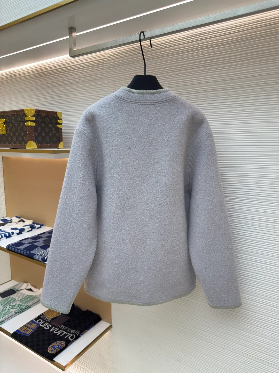 Dior Austrian style wool jacket ●Authentic product: Purchased and developed by 25763 ●Item number: 1680420-D50 ●Fabric: wool fabric ●Technology: Made on positioning cutting machine ●Version: Loose fit ●Weight: about 835 grams ●Size: S-M-L ●Description: The fabric is made of 100% exclusive wool fabric to ensure its rich texture and excellent performance. Made with imported computer cutting technology, the workmanship quality is immediately reflected. The outer buttons are made of hand-sewn natural horn buttons, and the inner lining is luxuriously made of custom-made cupro silk fabric, which is very comfortable. Customized CD embroidery, the entire dress, including fabrics, linings, and accessories, are all custom-made. It took six months to ship after I bought it in February. The overall wiring is straight and delicate, the fabric is comfortable and soft, and the color is consistent without color difference. It can be matched with the same style to create a fashionable look and control various occasions. Customized accessories, complete with three standards, same style for men and women!