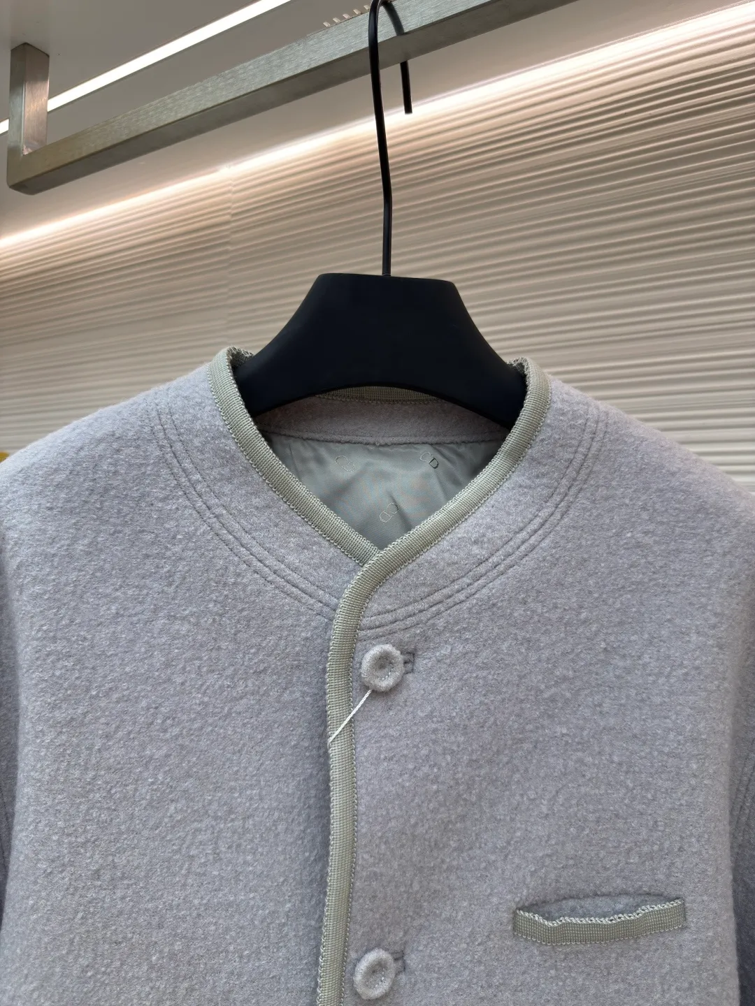 Dior Austrian style wool jacket ●Authentic product: Purchased and developed by 25763 ●Item number: 1680420-D50 ●Fabric: wool fabric ●Technology: Made on positioning cutting machine ●Version: Loose fit ●Weight: about 835 grams ●Size: S-M-L ●Description: The fabric is made of 100% exclusive wool fabric to ensure its rich texture and excellent performance. Made with imported computer cutting technology, the workmanship quality is immediately reflected. The outer buttons are made of hand-sewn natural horn buttons, and the inner lining is luxuriously made of custom-made cupro silk fabric, which is very comfortable. Customized CD embroidery, the entire dress, including fabrics, linings, and accessories, are all custom-made. It took six months to ship after I bought it in February. The overall wiring is straight and delicate, the fabric is comfortable and soft, and the color is consistent without color difference. It can be matched with the same style to create a fashionable look and control various occasions. Customized accessories, complete with three standards, same style for men and women!