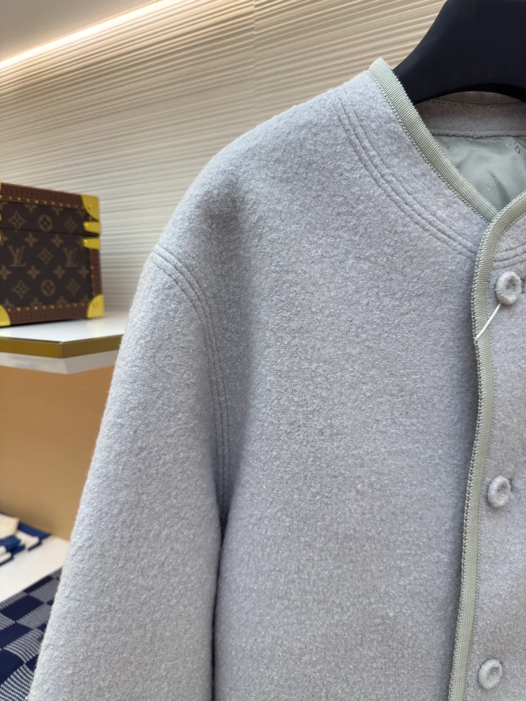 Dior Austrian style wool jacket ●Authentic product: Purchased and developed by 25763 ●Item number: 1680420-D50 ●Fabric: wool fabric ●Technology: Made on positioning cutting machine ●Version: Loose fit ●Weight: about 835 grams ●Size: S-M-L ●Description: The fabric is made of 100% exclusive wool fabric to ensure its rich texture and excellent performance. Made with imported computer cutting technology, the workmanship quality is immediately reflected. The outer buttons are made of hand-sewn natural horn buttons, and the inner lining is luxuriously made of custom-made cupro silk fabric, which is very comfortable. Customized CD embroidery, the entire dress, including fabrics, linings, and accessories, are all custom-made. It took six months to ship after I bought it in February. The overall wiring is straight and delicate, the fabric is comfortable and soft, and the color is consistent without color difference. It can be matched with the same style to create a fashionable look and control various occasions. Customized accessories, complete with three standards, same style for men and women!