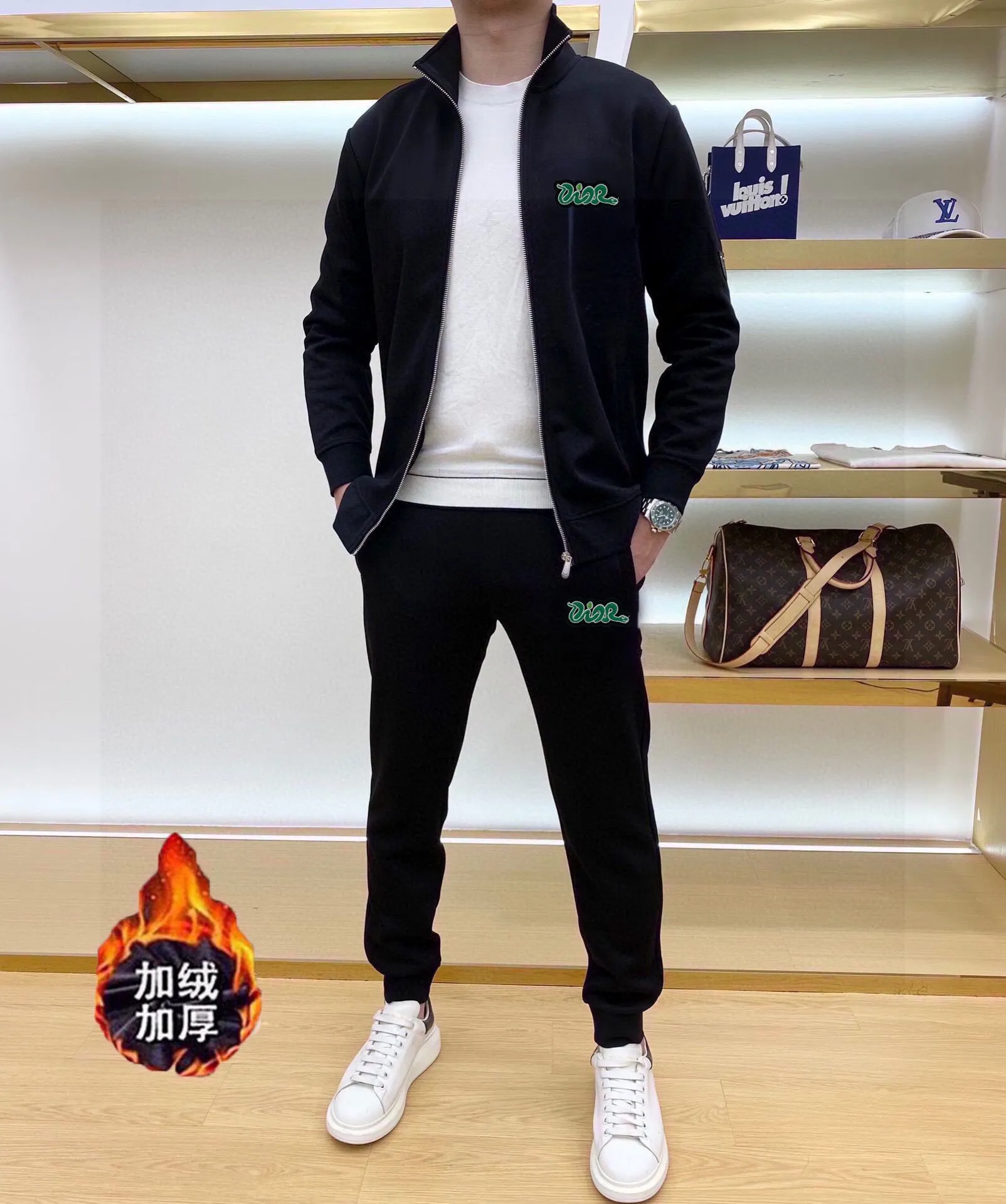 🅿️460 brand [DIOR Dior] (velvet and thickened) 2025 spring new product, celebrities’ favorite fashion-flavored casual suit, clean and neat tailoring, full of urban style. Made of high-quality custom-made fabrics, the interior has excellent thermal insulation effect, feels soft and dry, and the upper body effect is crisp and stylish. The three-dimensional cutting process and the pattern are all of high standards, and the silhouette version has the right benefits! It is not tight at all, and you feel good when you put it on. So many top-quality raw materials create high-end products with unparalleled value. It is the first choice for high-end fashion people. (Size: M-4XL can wear up to 200 pounds)