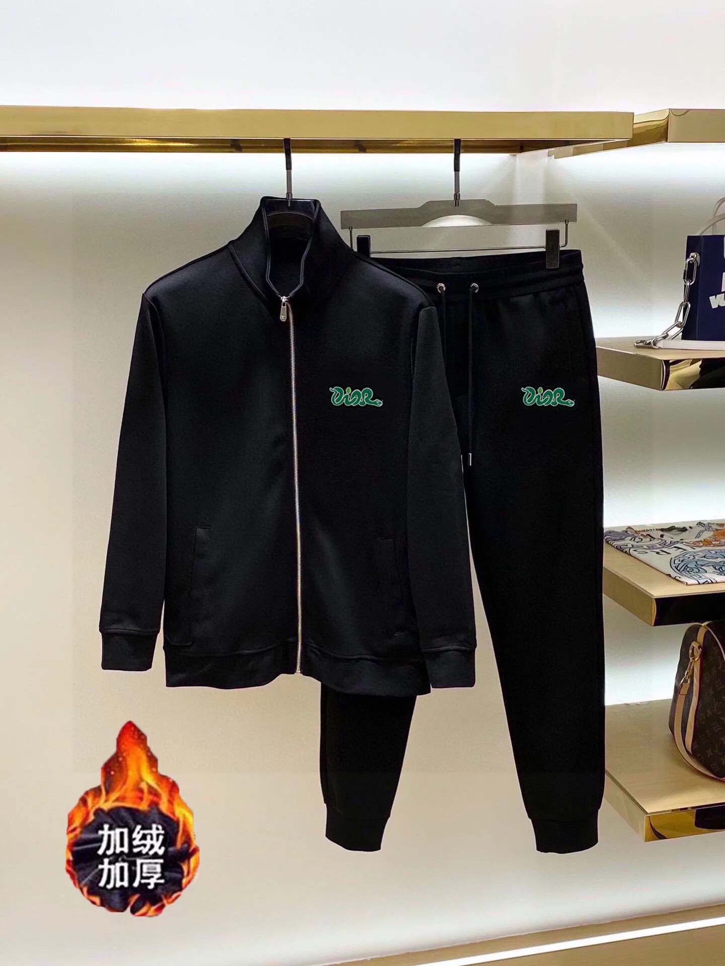 🅿️460 brand [DIOR Dior] (velvet and thickened) 2025 spring new product, celebrities’ favorite fashion-flavored casual suit, clean and neat tailoring, full of urban style. Made of high-quality custom-made fabrics, the interior has excellent thermal insulation effect, feels soft and dry, and the upper body effect is crisp and stylish. The three-dimensional cutting process and the pattern are all of high standards, and the silhouette version has the right benefits! It is not tight at all, and you feel good when you put it on. So many top-quality raw materials create high-end products with unparalleled value. It is the first choice for high-end fashion people. (Size: M-4XL can wear up to 200 pounds)