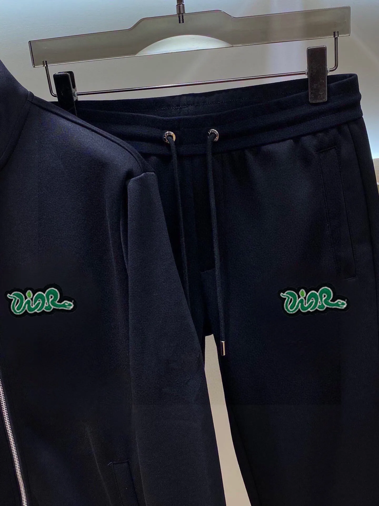 🅿️460 brand [DIOR Dior] (velvet and thickened) 2025 spring new product, celebrities’ favorite fashion-flavored casual suit, clean and neat tailoring, full of urban style. Made of high-quality custom-made fabrics, the interior has excellent thermal insulation effect, feels soft and dry, and the upper body effect is crisp and stylish. The three-dimensional cutting process and the pattern are all of high standards, and the silhouette version has the right benefits! It is not tight at all, and you feel good when you put it on. So many top-quality raw materials create high-end products with unparalleled value. It is the first choice for high-end fashion people. (Size: M-4XL can wear up to 200 pounds)