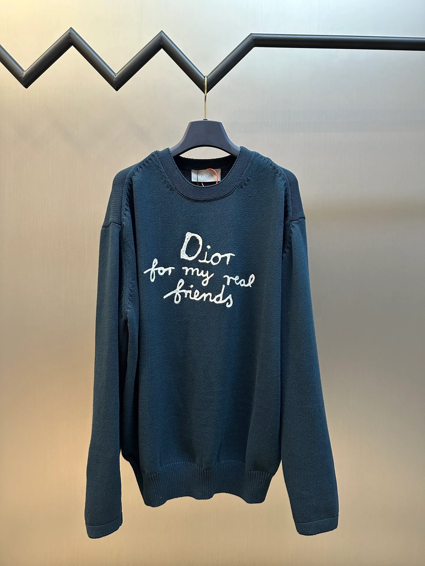 🅿️480 Dior embroidered knitted long-sleeved sweater. Made of custom-made premium cotton, nylon and wool blended knitted fabrics. The neat "Dior For My Real Friends" statement on the chest is presented with terry embroidery, forming a subtle layer of texture, making the words a flowing brand emblem.  It adopts towel embroidery technology, a traditional hand-made embroidery technology, which uses needle method to embroider. It is completed by changing the hooking action of a special machine head, and the coils are interlocked one by one, thus bringing a towel-like texture and effect.  Curved thread structure, by changing the stitching method and the arrangement of yarns during the knitting process, makes the yarns present a curved distribution in the fabric.  size：s m l xl