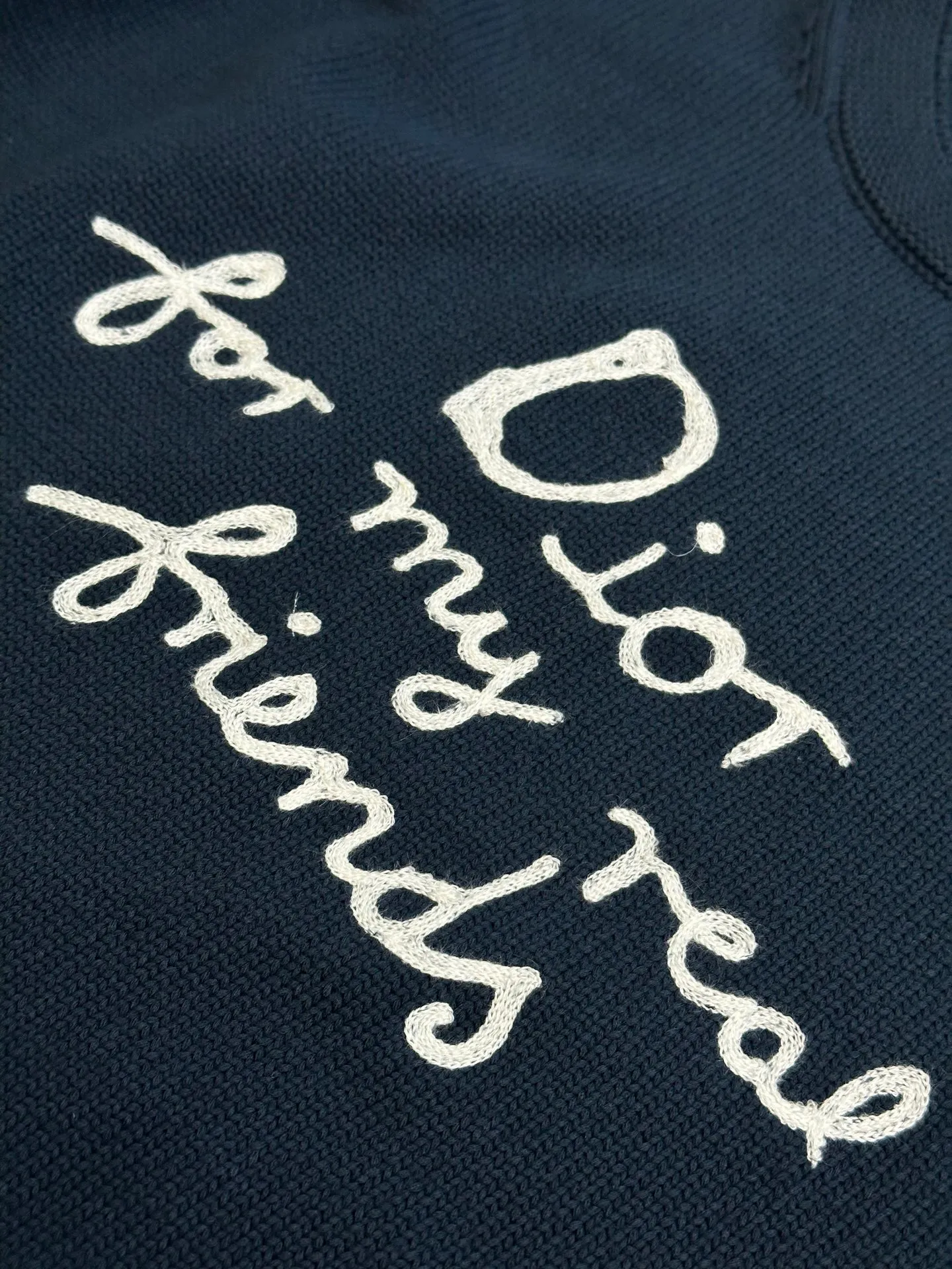🅿️480 Dior embroidered knitted long-sleeved sweater. Made of custom-made premium cotton, nylon and wool blended knitted fabrics. The neat "Dior For My Real Friends" statement on the chest is presented with terry embroidery, forming a subtle layer of texture, making the words a flowing brand emblem.  It adopts towel embroidery technology, a traditional hand-made embroidery technology, which uses needle method to embroider. It is completed by changing the hooking action of a special machine head, and the coils are interlocked one by one, thus bringing a towel-like texture and effect.  Curved thread structure, by changing the stitching method and the arrangement of yarns during the knitting process, makes the yarns present a curved distribution in the fabric.  size：s m l xl