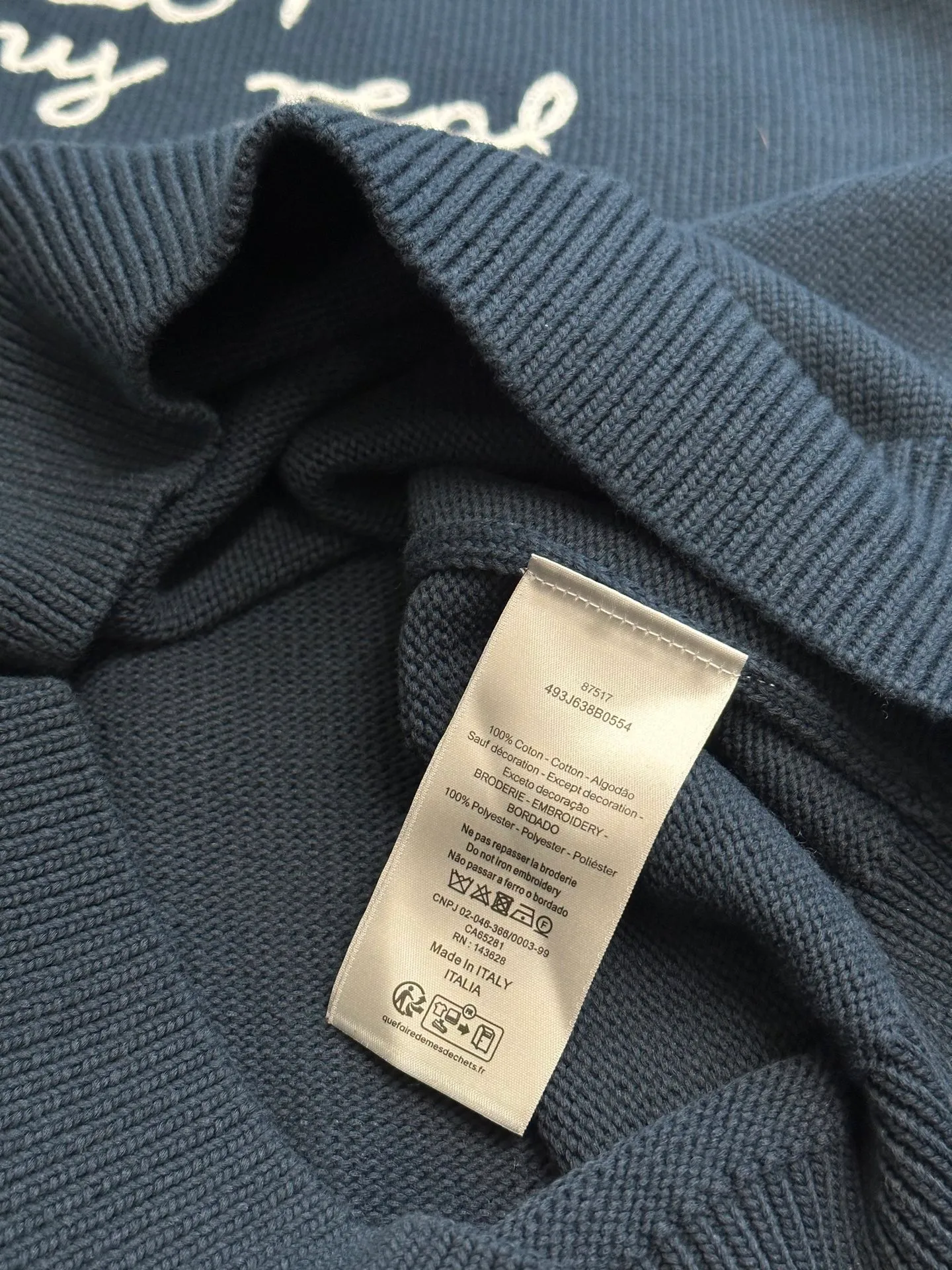 🅿️480 Dior embroidered knitted long-sleeved sweater. Made of custom-made premium cotton, nylon and wool blended knitted fabrics. The neat "Dior For My Real Friends" statement on the chest is presented with terry embroidery, forming a subtle layer of texture, making the words a flowing brand emblem.  It adopts towel embroidery technology, a traditional hand-made embroidery technology, which uses needle method to embroider. It is completed by changing the hooking action of a special machine head, and the coils are interlocked one by one, thus bringing a towel-like texture and effect.  Curved thread structure, by changing the stitching method and the arrangement of yarns during the knitting process, makes the yarns present a curved distribution in the fabric.  size：s m l xl