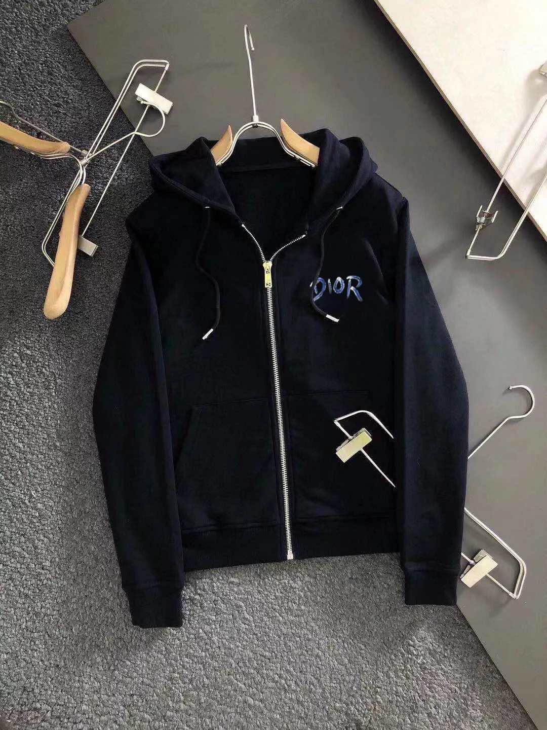 🅿️420 [DIOR Dior] (Fat Man Gospel) hot-selling suit is coming. Focus on the original version of the official website. 2025 new hot-selling cardigan sweater suit. The original order is the best product. 🇭🇰The meticulous work of top designers is dedicated to a fitting and perfect upper body effect. All-natural high-quality Roman cotton 100%, close-fitting comfort, noble and elegant! Original hardware embodies elegance and nobility! Counter size: M-5XL (maximum wear up to 220 pounds)
