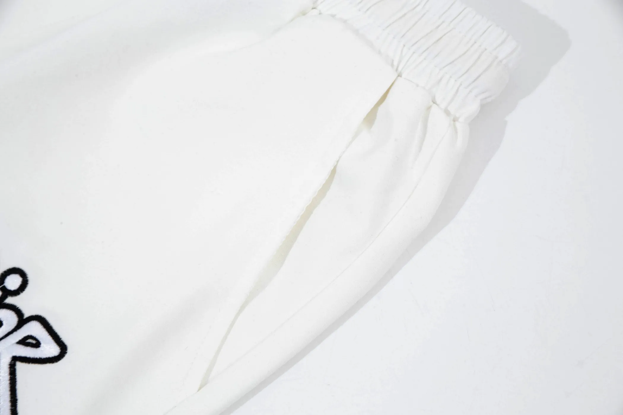 🅿️190 24SS new Dior knitted shorts, customized fabric, knitting technology and embroidered logo. The version is tight and three-dimensional, with straight stripe splicing. The customized trouser cord hardware has strong texture and smoothness. The upper body is comfortable and breathable. The concave and convex three-dimensional sense makes it suitable for fashionable and casual wear. Color: black and white. Size: M-4XL