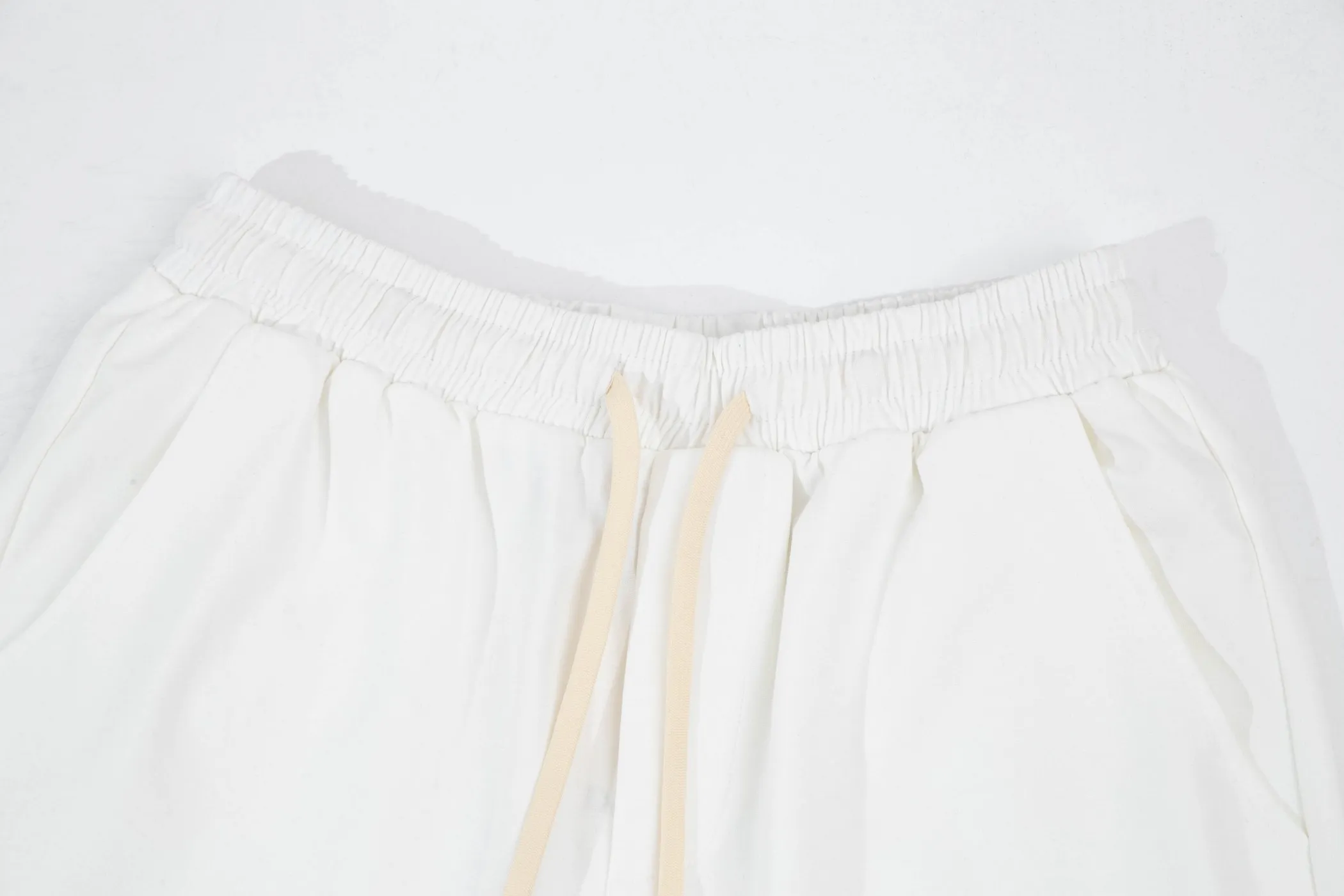 🅿️190 24SS new Dior knitted shorts, customized fabric, knitting technology and embroidered logo. The version is tight and three-dimensional, with straight stripe splicing. The customized trouser cord hardware has strong texture and smoothness. The upper body is comfortable and breathable. The concave and convex three-dimensional sense makes it suitable for fashionable and casual wear. Color: black and white. Size: M-4XL