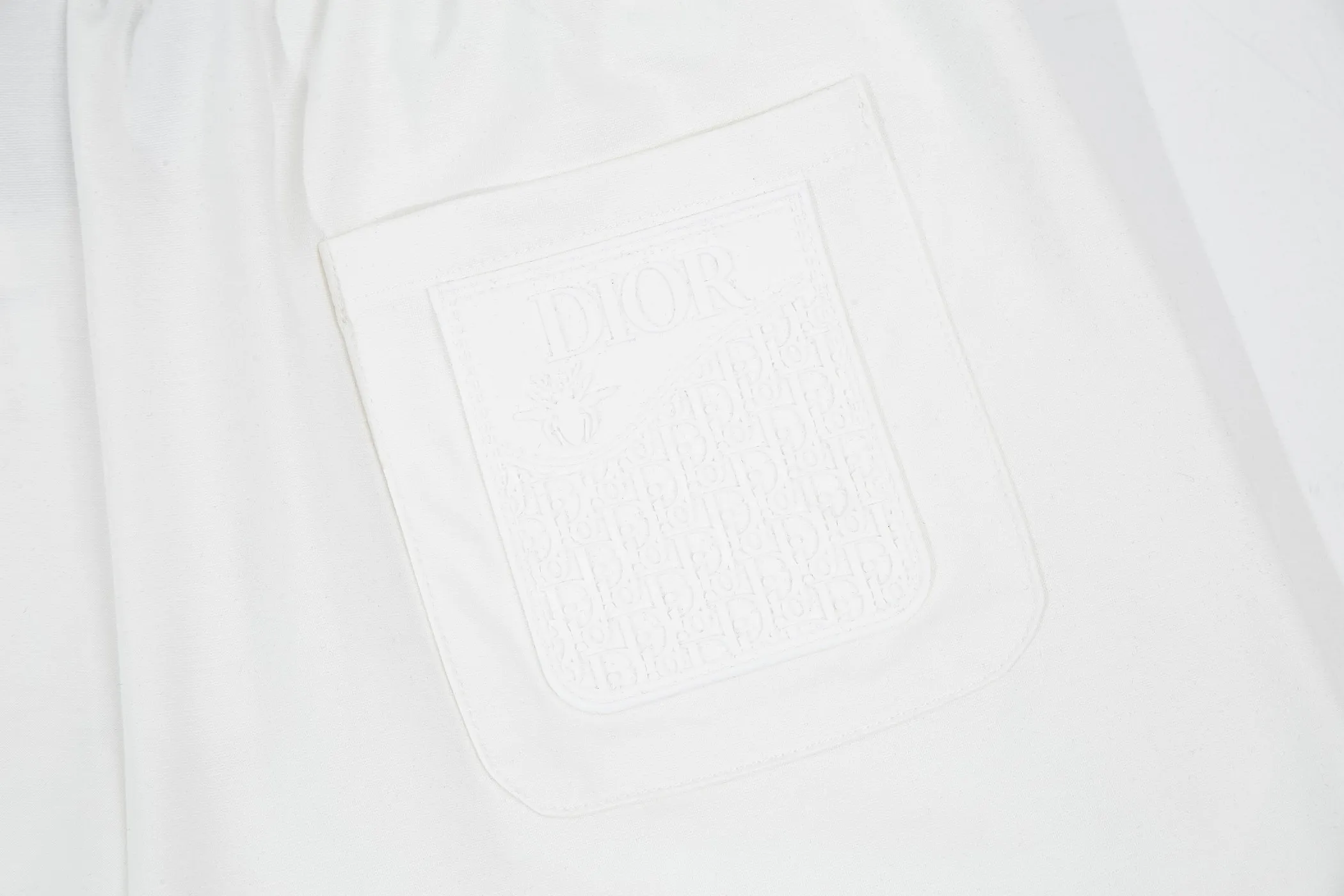 🅿️190 24SS new Dior knitted shorts, customized fabric, knitting technology and embroidered logo. The version is tight and three-dimensional, with straight stripe splicing. The customized trouser cord hardware has strong texture and smoothness. The upper body is comfortable and breathable. The concave and convex three-dimensional sense makes it suitable for fashionable and casual wear. Color: black and white. Size: M-4XL