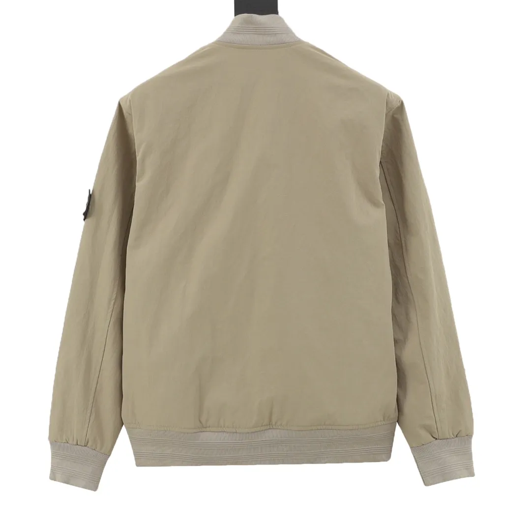 🅿️550 Dior & Stone Island co-branded baseball jacket with embroidered letters. It is made of custom-dyed pure cotton blended material. The texture is very soft. It also has a layer of blended material lining inside, which is comfortable and breathable. Tajima embroidery technology and superimposed printing technology have an extremely high defective rate. The gloss and texture of the embroidery are compared to the original, and the details are in place. Hidden hood design, refer to the upper body picture. Customized logo hardware accessories, original customized collar label and wash mark. It is a loose version with a wider effect, and a loose upper body has the best effect. Neutral design. Size：XS-L