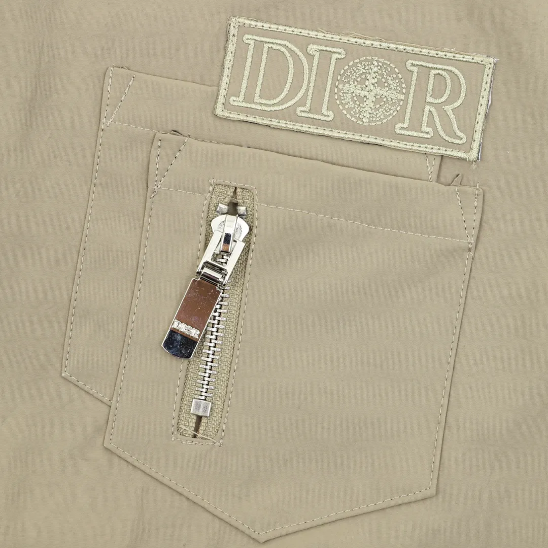 🅿️550 Dior & Stone Island co-branded baseball jacket with embroidered letters. It is made of custom-dyed pure cotton blended material. The texture is very soft. It also has a layer of blended material lining inside, which is comfortable and breathable. Tajima embroidery technology and superimposed printing technology have an extremely high defective rate. The gloss and texture of the embroidery are compared to the original, and the details are in place. Hidden hood design, refer to the upper body picture. Customized logo hardware accessories, original customized collar label and wash mark. It is a loose version with a wider effect, and a loose upper body has the best effect. Neutral design. Size：XS-L