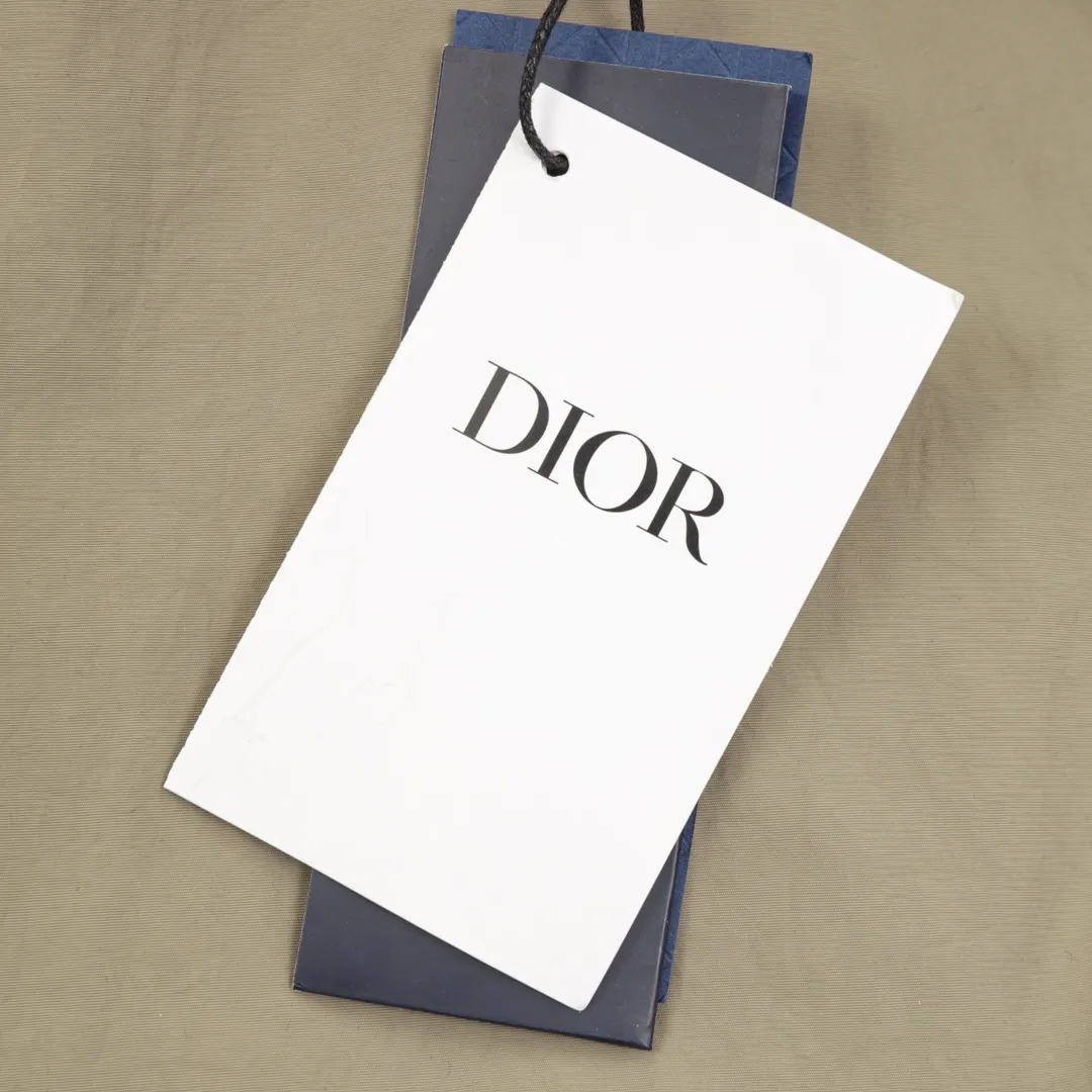 🅿️550 Dior & Stone Island co-branded baseball jacket with embroidered letters. It is made of custom-dyed pure cotton blended material. The texture is very soft. It also has a layer of blended material lining inside, which is comfortable and breathable. Tajima embroidery technology and superimposed printing technology have an extremely high defective rate. The gloss and texture of the embroidery are compared to the original, and the details are in place. Hidden hood design, refer to the upper body picture. Customized logo hardware accessories, original customized collar label and wash mark. It is a loose version with a wider effect, and a loose upper body has the best effect. Neutral design. Size：XS-L