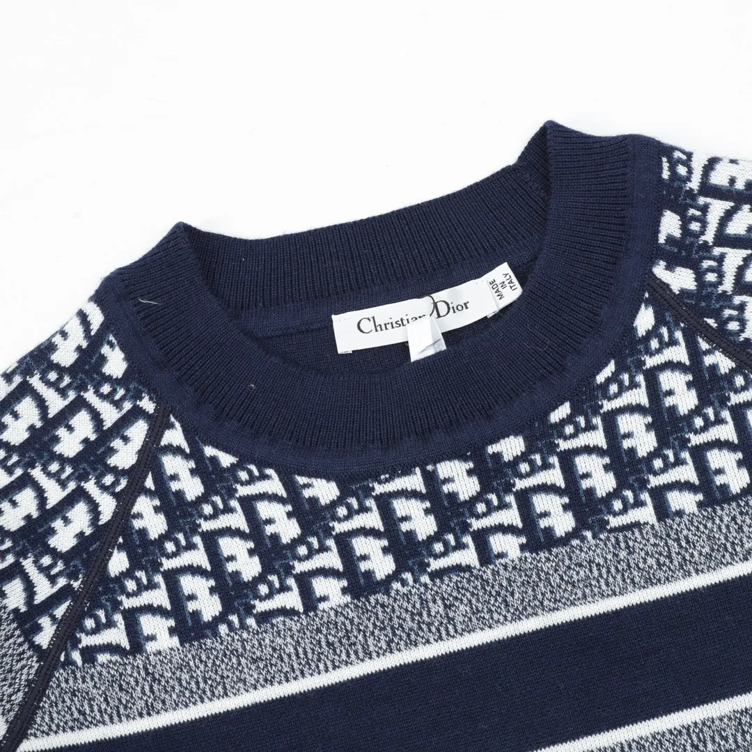 🅿️680 DIOR/Dior Oblique old flower jacquard knitted cashmere double-sided crew neck sweater A super thick sweater, with a solid color logo spliced on one side and classic presbyopia on the other. The material is imported cashmere + wool blended. It has been washed and softened to size. It feels great. The yarn color is dyed from the original version. After customizing the yarn, it is all twisted and then spliced to achieve the twist and stiffness of the original version. The fabric pieces are sewn by hand, the bags are hand-picked, and then washed with water. Agent reinforcement, 7-needle jacquard craft yarn is clear and textured, imported machine knitting pieces are very time-consuming for this garment, the stitching is artificial discs, hand-picked, the machined zipper bottom patch is a 14-needle knitted four-flat patch, the washing water uses imported washing water raw materials, the ready-to-wear has a lazy and casual feel, looks high-end, the whole dress is made of very heavy and solid materials, the blended cashmere has a very good thermal insulation effect, and three standards for customized accessories! Size：S-L