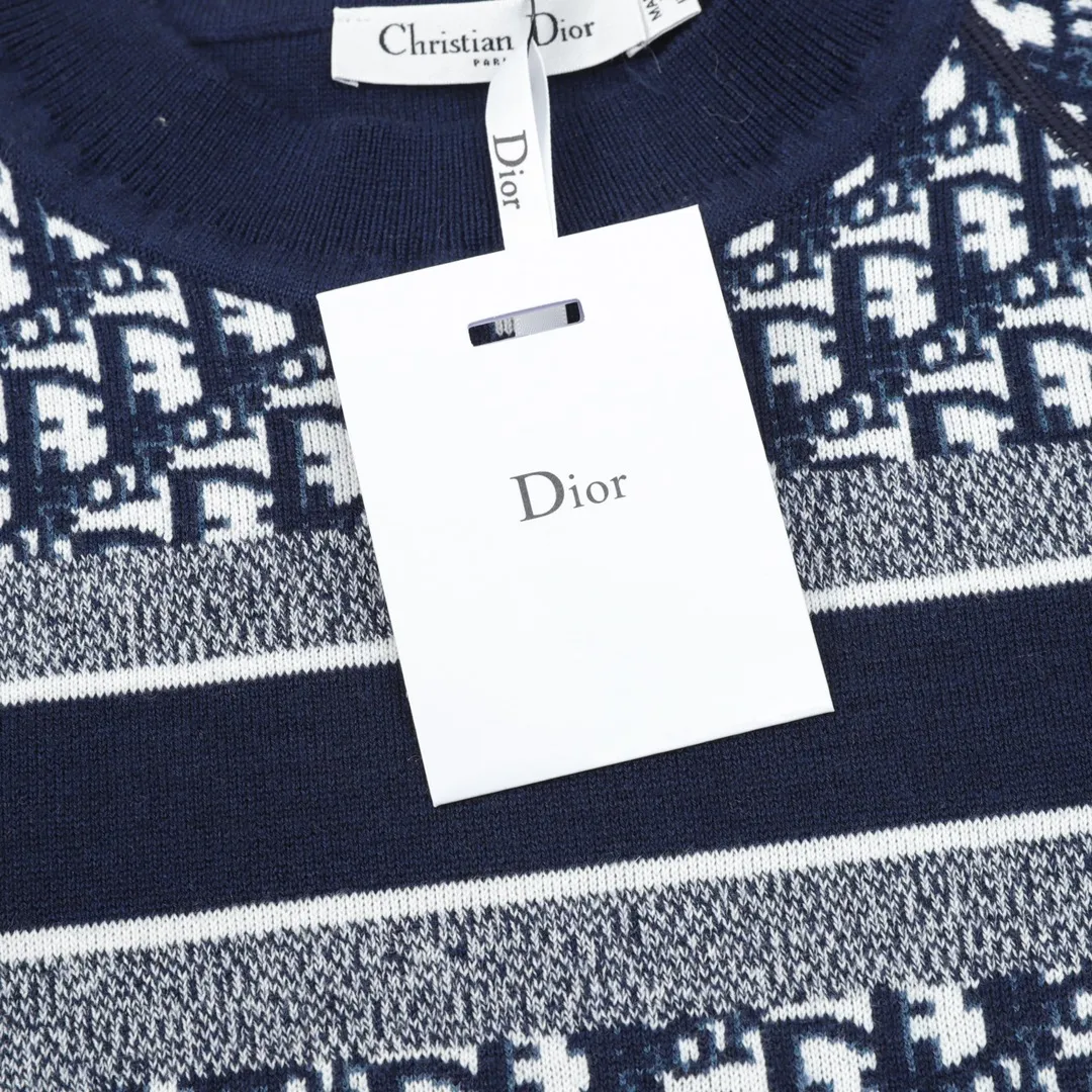 🅿️680 DIOR/Dior Oblique old flower jacquard knitted cashmere double-sided crew neck sweater A super thick sweater, with a solid color logo spliced on one side and classic presbyopia on the other. The material is imported cashmere + wool blended. It has been washed and softened to size. It feels great. The yarn color is dyed from the original version. After customizing the yarn, it is all twisted and then spliced to achieve the twist and stiffness of the original version. The fabric pieces are sewn by hand, the bags are hand-picked, and then washed with water. Agent reinforcement, 7-needle jacquard craft yarn is clear and textured, imported machine knitting pieces are very time-consuming for this garment, the stitching is artificial discs, hand-picked, the machined zipper bottom patch is a 14-needle knitted four-flat patch, the washing water uses imported washing water raw materials, the ready-to-wear has a lazy and casual feel, looks high-end, the whole dress is made of very heavy and solid materials, the blended cashmere has a very good thermal insulation effect, and three standards for customized accessories! Size：S-L