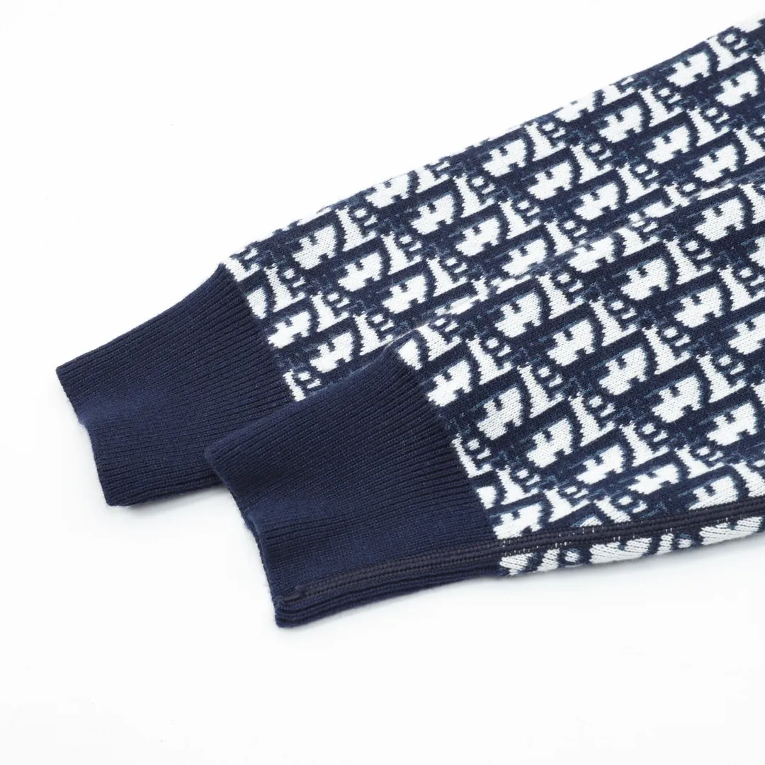 🅿️680 DIOR/Dior Oblique old flower jacquard knitted cashmere double-sided crew neck sweater A super thick sweater, with a solid color logo spliced on one side and classic presbyopia on the other. The material is imported cashmere + wool blended. It has been washed and softened to size. It feels great. The yarn color is dyed from the original version. After customizing the yarn, it is all twisted and then spliced to achieve the twist and stiffness of the original version. The fabric pieces are sewn by hand, the bags are hand-picked, and then washed with water. Agent reinforcement, 7-needle jacquard craft yarn is clear and textured, imported machine knitting pieces are very time-consuming for this garment, the stitching is artificial discs, hand-picked, the machined zipper bottom patch is a 14-needle knitted four-flat patch, the washing water uses imported washing water raw materials, the ready-to-wear has a lazy and casual feel, looks high-end, the whole dress is made of very heavy and solid materials, the blended cashmere has a very good thermal insulation effect, and three standards for customized accessories! Size：S-L