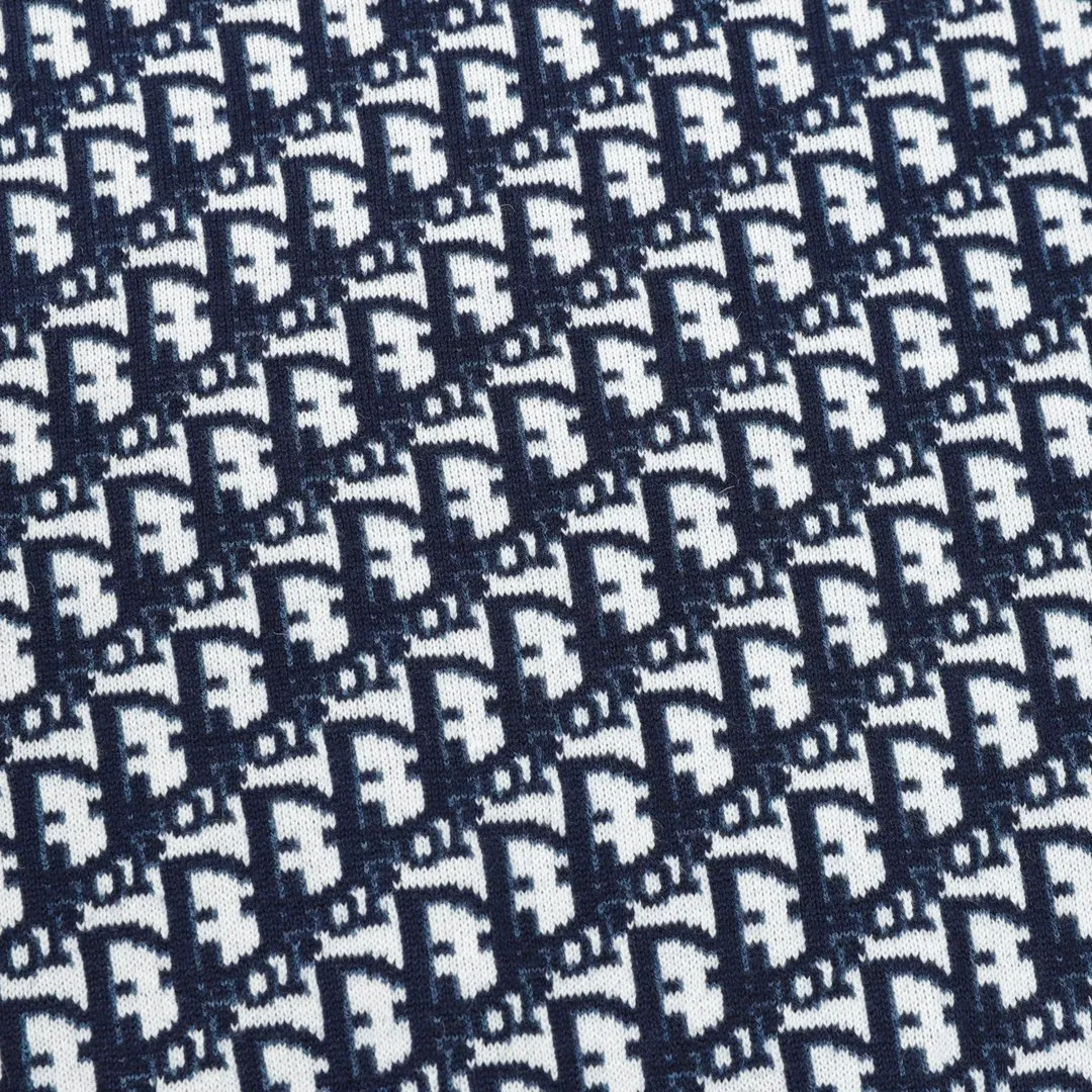 🅿️680 DIOR/Dior Oblique old flower jacquard knitted cashmere double-sided crew neck sweater A super thick sweater, with a solid color logo spliced on one side and classic presbyopia on the other. The material is imported cashmere + wool blended. It has been washed and softened to size. It feels great. The yarn color is dyed from the original version. After customizing the yarn, it is all twisted and then spliced to achieve the twist and stiffness of the original version. The fabric pieces are sewn by hand, the bags are hand-picked, and then washed with water. Agent reinforcement, 7-needle jacquard craft yarn is clear and textured, imported machine knitting pieces are very time-consuming for this garment, the stitching is artificial discs, hand-picked, the machined zipper bottom patch is a 14-needle knitted four-flat patch, the washing water uses imported washing water raw materials, the ready-to-wear has a lazy and casual feel, looks high-end, the whole dress is made of very heavy and solid materials, the blended cashmere has a very good thermal insulation effect, and three standards for customized accessories! Size：S-L