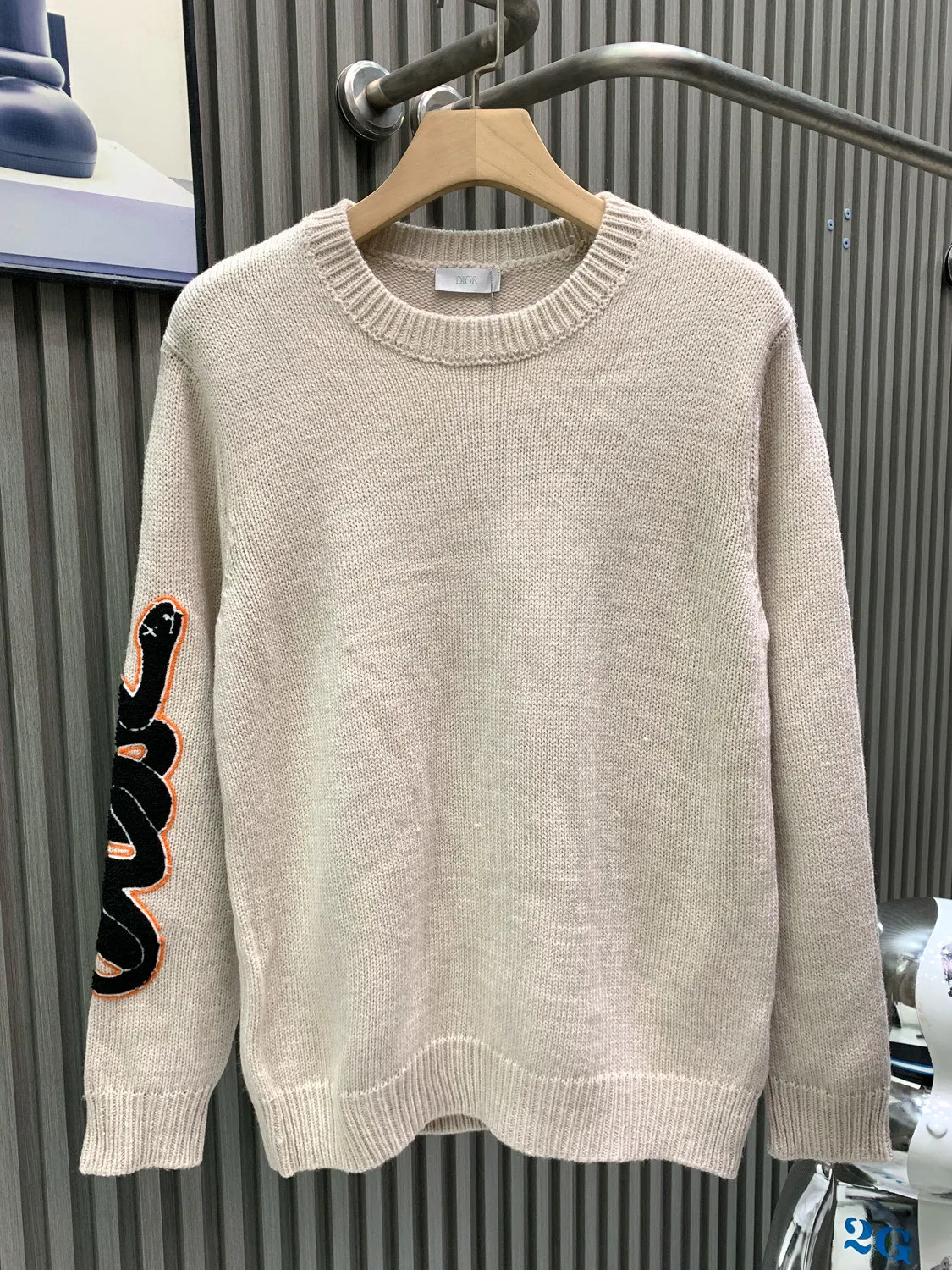 🅿️400 🀄️ DIOR CD Sheep Wool Blended Jersey Sweater This sweater is a new product in the 2024 Spring and Summer Men's Wear Series. It comes from the AND OTANIWORKSHOP joint series. The sleeves display brand embroidery. The sleeves are embroidered with snake pattern design. Carefully made with wool blended jersey fabric. Round neck design. Presents a fashionable burnt effect style. Can be matched with all kinds of casual clothing to create a classic look. The patch pattern is a combination of stitch embroidery and needle embroidery. The theme pattern uses needle embroidery, using finer wool. The pattern is formed by inserting stitches, which has a unique texture and artistic effect. The cuff wool embroidery thread is inserted into the needle embroidery process. The needles are interwoven with needles of different lengths to achieve an uneven effect. The embroidery surface is specially treated, and wool is used to embroider the embroidery. Its fineness makes the silk thread smooth and smooth. Then the flat embroidery stitch is used to finish the overall embroidery pattern. The body is designed with irregular holes. It has a casual and uninhibited design and feels fluffy. It has high resilience and is not restrictive. When washing, the focus is on creating the velvety texture of cashmere itself. It is soft to the touch, not sticky, and does not stick to the body.