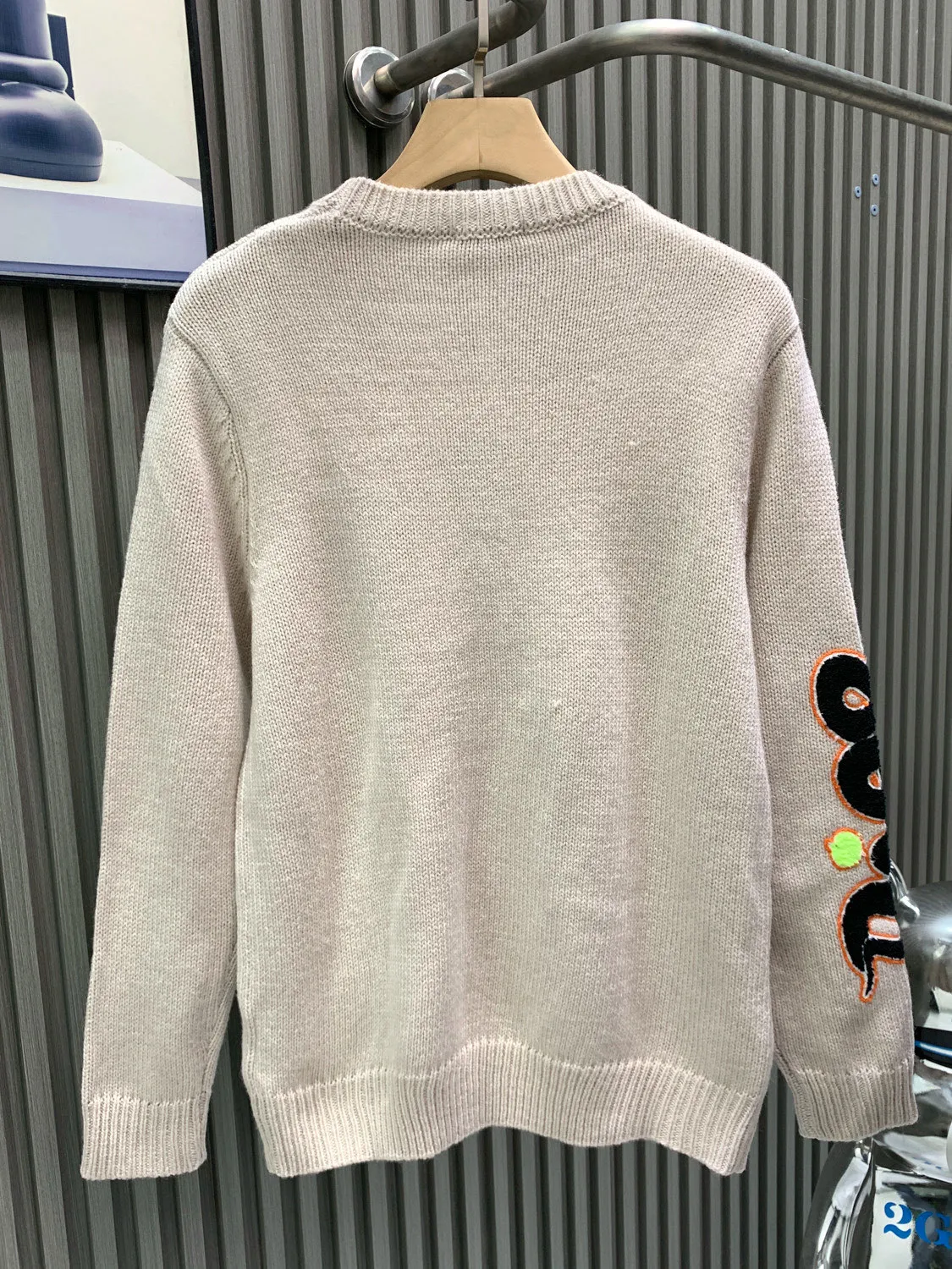🅿️400 🀄️ DIOR CD Sheep Wool Blended Jersey Sweater This sweater is a new product in the 2024 Spring and Summer Men's Wear Series. It comes from the AND OTANIWORKSHOP joint series. The sleeves display brand embroidery. The sleeves are embroidered with snake pattern design. Carefully made with wool blended jersey fabric. Round neck design. Presents a fashionable burnt effect style. Can be matched with all kinds of casual clothing to create a classic look. The patch pattern is a combination of stitch embroidery and needle embroidery. The theme pattern uses needle embroidery, using finer wool. The pattern is formed by inserting stitches, which has a unique texture and artistic effect. The cuff wool embroidery thread is inserted into the needle embroidery process. The needles are interwoven with needles of different lengths to achieve an uneven effect. The embroidery surface is specially treated, and wool is used to embroider the embroidery. Its fineness makes the silk thread smooth and smooth. Then the flat embroidery stitch is used to finish the overall embroidery pattern. The body is designed with irregular holes. It has a casual and uninhibited design and feels fluffy. It has high resilience and is not restrictive. When washing, the focus is on creating the velvety texture of cashmere itself. It is soft to the touch, not sticky, and does not stick to the body.
