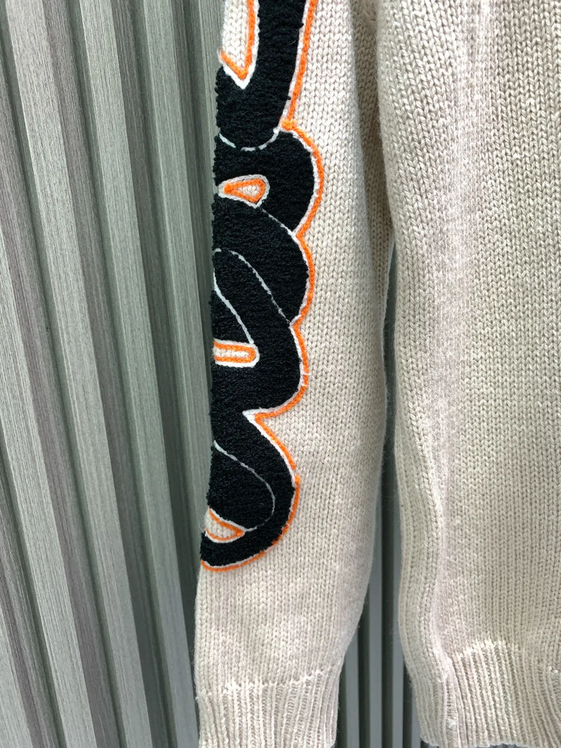 🅿️400 🀄️ DIOR CD Sheep Wool Blended Jersey Sweater This sweater is a new product in the 2024 Spring and Summer Men's Wear Series. It comes from the AND OTANIWORKSHOP joint series. The sleeves display brand embroidery. The sleeves are embroidered with snake pattern design. Carefully made with wool blended jersey fabric. Round neck design. Presents a fashionable burnt effect style. Can be matched with all kinds of casual clothing to create a classic look. The patch pattern is a combination of stitch embroidery and needle embroidery. The theme pattern uses needle embroidery, using finer wool. The pattern is formed by inserting stitches, which has a unique texture and artistic effect. The cuff wool embroidery thread is inserted into the needle embroidery process. The needles are interwoven with needles of different lengths to achieve an uneven effect. The embroidery surface is specially treated, and wool is used to embroider the embroidery. Its fineness makes the silk thread smooth and smooth. Then the flat embroidery stitch is used to finish the overall embroidery pattern. The body is designed with irregular holes. It has a casual and uninhibited design and feels fluffy. It has high resilience and is not restrictive. When washing, the focus is on creating the velvety texture of cashmere itself. It is soft to the touch, not sticky, and does not stick to the body.