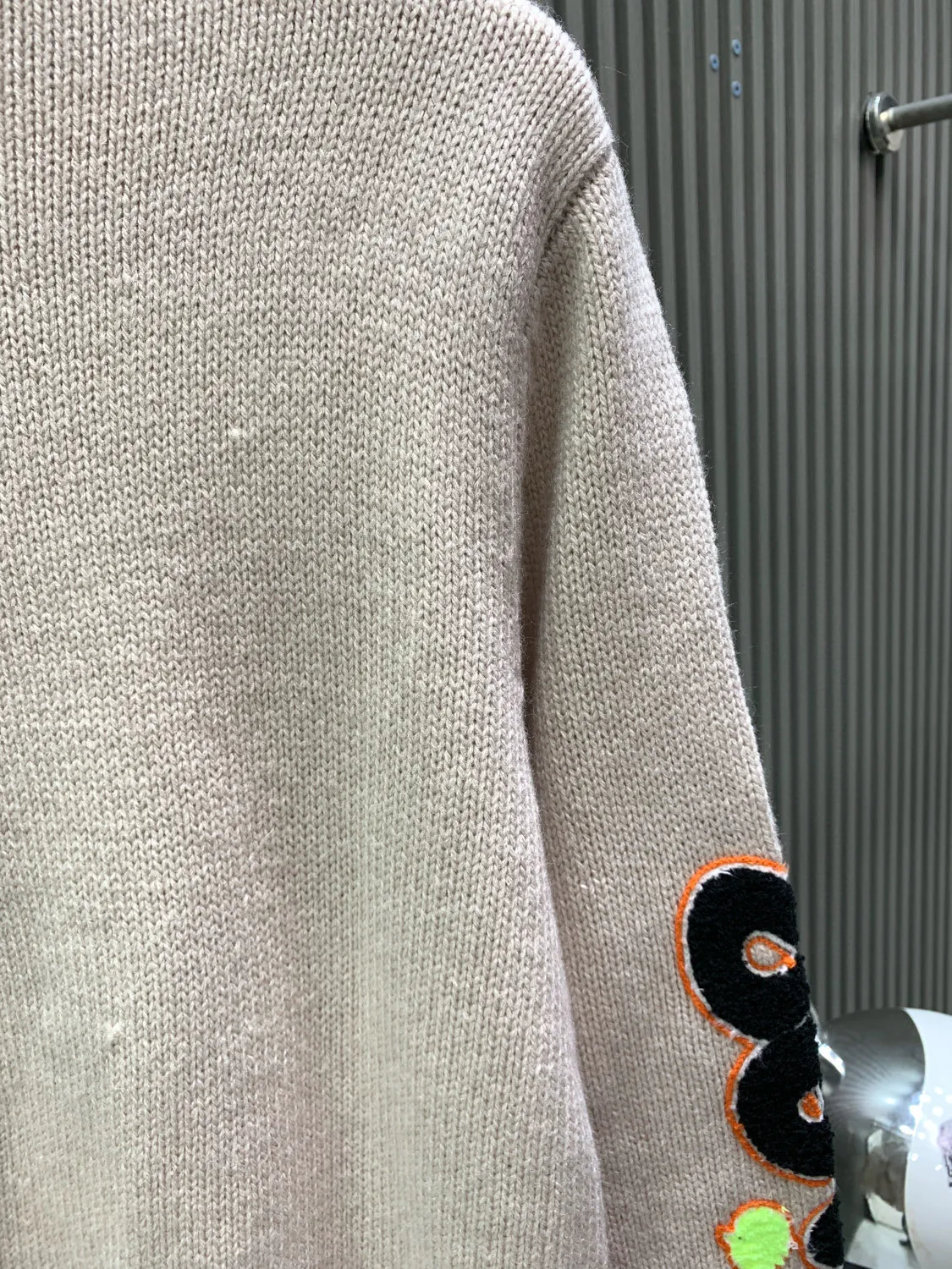 🅿️400 🀄️ DIOR CD Sheep Wool Blended Jersey Sweater This sweater is a new product in the 2024 Spring and Summer Men's Wear Series. It comes from the AND OTANIWORKSHOP joint series. The sleeves display brand embroidery. The sleeves are embroidered with snake pattern design. Carefully made with wool blended jersey fabric. Round neck design. Presents a fashionable burnt effect style. Can be matched with all kinds of casual clothing to create a classic look. The patch pattern is a combination of stitch embroidery and needle embroidery. The theme pattern uses needle embroidery, using finer wool. The pattern is formed by inserting stitches, which has a unique texture and artistic effect. The cuff wool embroidery thread is inserted into the needle embroidery process. The needles are interwoven with needles of different lengths to achieve an uneven effect. The embroidery surface is specially treated, and wool is used to embroider the embroidery. Its fineness makes the silk thread smooth and smooth. Then the flat embroidery stitch is used to finish the overall embroidery pattern. The body is designed with irregular holes. It has a casual and uninhibited design and feels fluffy. It has high resilience and is not restrictive. When washing, the focus is on creating the velvety texture of cashmere itself. It is soft to the touch, not sticky, and does not stick to the body.