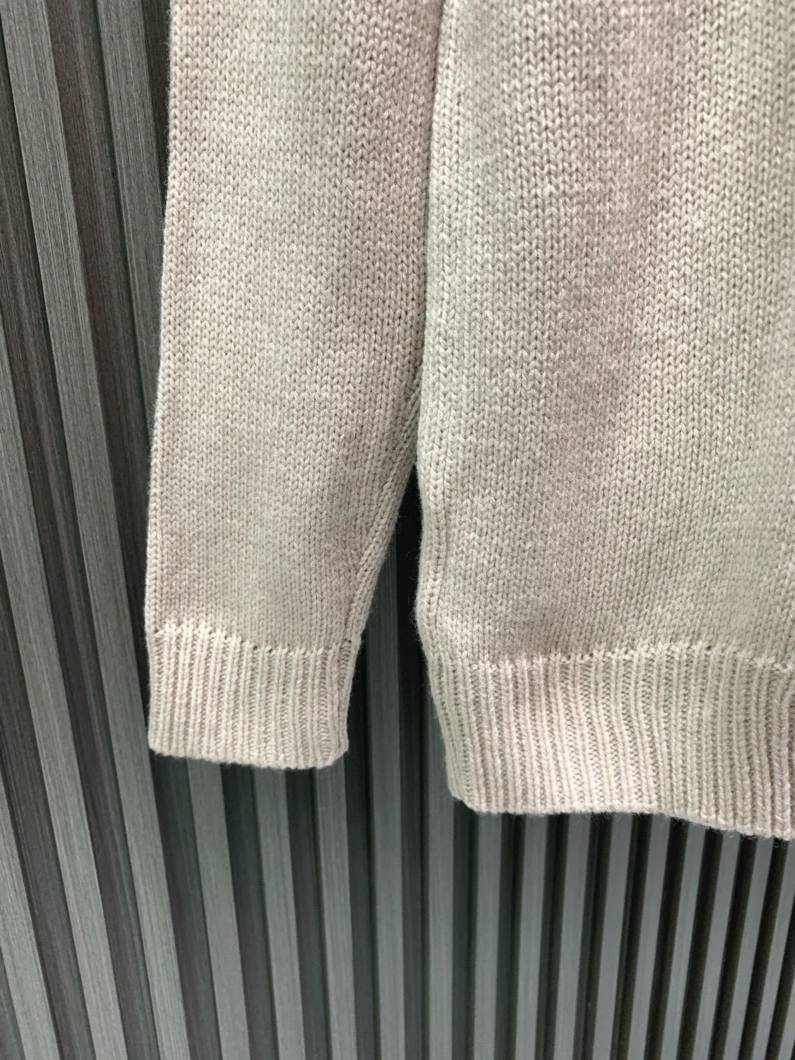 🅿️400 🀄️ DIOR CD Sheep Wool Blended Jersey Sweater This sweater is a new product in the 2024 Spring and Summer Men's Wear Series. It comes from the AND OTANIWORKSHOP joint series. The sleeves display brand embroidery. The sleeves are embroidered with snake pattern design. Carefully made with wool blended jersey fabric. Round neck design. Presents a fashionable burnt effect style. Can be matched with all kinds of casual clothing to create a classic look. The patch pattern is a combination of stitch embroidery and needle embroidery. The theme pattern uses needle embroidery, using finer wool. The pattern is formed by inserting stitches, which has a unique texture and artistic effect. The cuff wool embroidery thread is inserted into the needle embroidery process. The needles are interwoven with needles of different lengths to achieve an uneven effect. The embroidery surface is specially treated, and wool is used to embroider the embroidery. Its fineness makes the silk thread smooth and smooth. Then the flat embroidery stitch is used to finish the overall embroidery pattern. The body is designed with irregular holes. It has a casual and uninhibited design and feels fluffy. It has high resilience and is not restrictive. When washing, the focus is on creating the velvety texture of cashmere itself. It is soft to the touch, not sticky, and does not stick to the body.