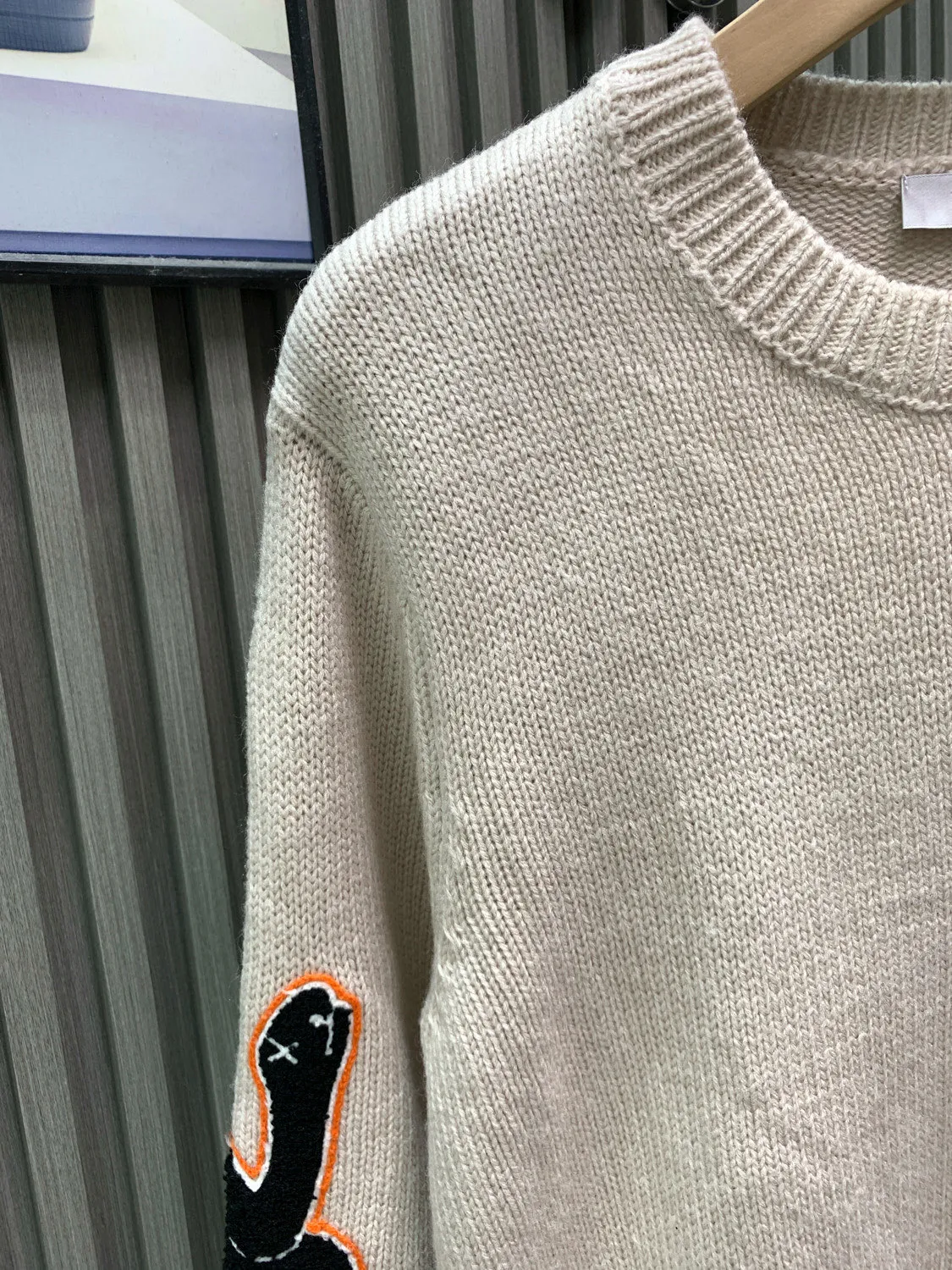 🅿️400 🀄️ DIOR CD Sheep Wool Blended Jersey Sweater This sweater is a new product in the 2024 Spring and Summer Men's Wear Series. It comes from the AND OTANIWORKSHOP joint series. The sleeves display brand embroidery. The sleeves are embroidered with snake pattern design. Carefully made with wool blended jersey fabric. Round neck design. Presents a fashionable burnt effect style. Can be matched with all kinds of casual clothing to create a classic look. The patch pattern is a combination of stitch embroidery and needle embroidery. The theme pattern uses needle embroidery, using finer wool. The pattern is formed by inserting stitches, which has a unique texture and artistic effect. The cuff wool embroidery thread is inserted into the needle embroidery process. The needles are interwoven with needles of different lengths to achieve an uneven effect. The embroidery surface is specially treated, and wool is used to embroider the embroidery. Its fineness makes the silk thread smooth and smooth. Then the flat embroidery stitch is used to finish the overall embroidery pattern. The body is designed with irregular holes. It has a casual and uninhibited design and feels fluffy. It has high resilience and is not restrictive. When washing, the focus is on creating the velvety texture of cashmere itself. It is soft to the touch, not sticky, and does not stick to the body.