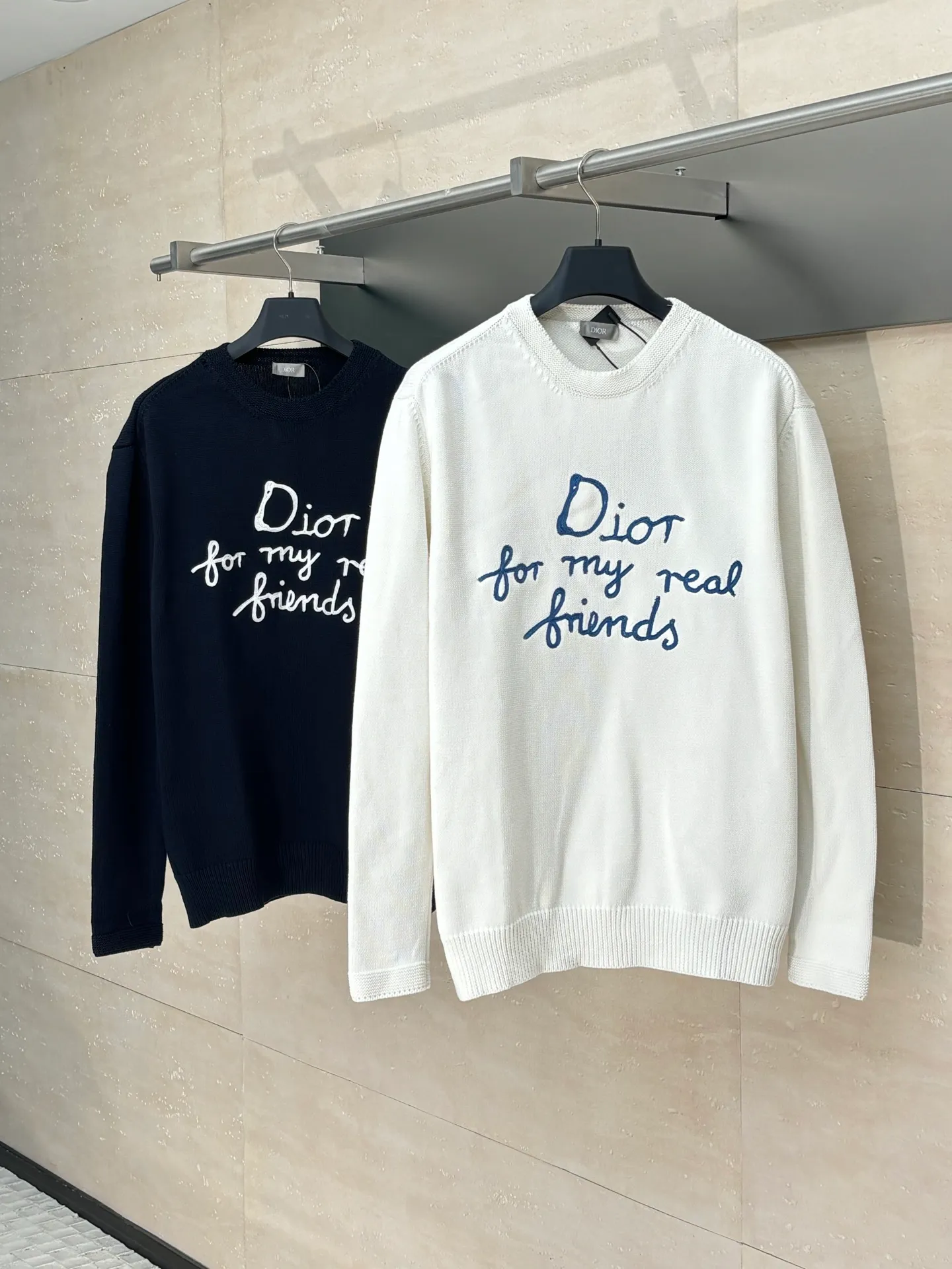 🅿️460 Dio*/Dior 25Fw new friend embroidered knitted sweater. The original version was purchased and developed for 13,500. The fabric is made of 16-count single yarn fabric. This fabric is woven from blended cotton yarn. When paired with a 7-needle machine, the effect is more three-dimensional. The embroidery uses 3D three-dimensional cotton thread embroidery. The embroidery technology is high-density and the number of stitches is sufficient to prevent linting, and the upper body effect is more high-end. This sweater displays the Dior For My Real Friends logo from the DIOR AND HYLTON NEL collaboration. Crafted from blue cotton-blend jersey, it has a regular fit with ribbed details and embroidery on the chest for added style.  Size：S/M/L