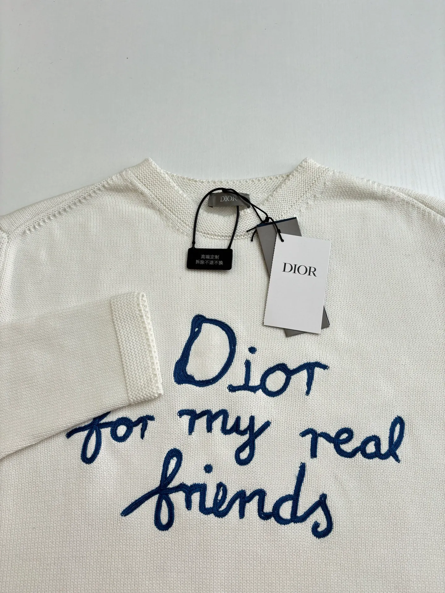 🅿️460 Dio*/Dior 25Fw new friend embroidered knitted sweater. The original version was purchased and developed for 13,500. The fabric is made of 16-count single yarn fabric. This fabric is woven from blended cotton yarn. When paired with a 7-needle machine, the effect is more three-dimensional. The embroidery uses 3D three-dimensional cotton thread embroidery. The embroidery technology is high-density and the number of stitches is sufficient to prevent linting, and the upper body effect is more high-end. This sweater displays the Dior For My Real Friends logo from the DIOR AND HYLTON NEL collaboration. Crafted from blue cotton-blend jersey, it has a regular fit with ribbed details and embroidery on the chest for added style.  Size：S/M/L