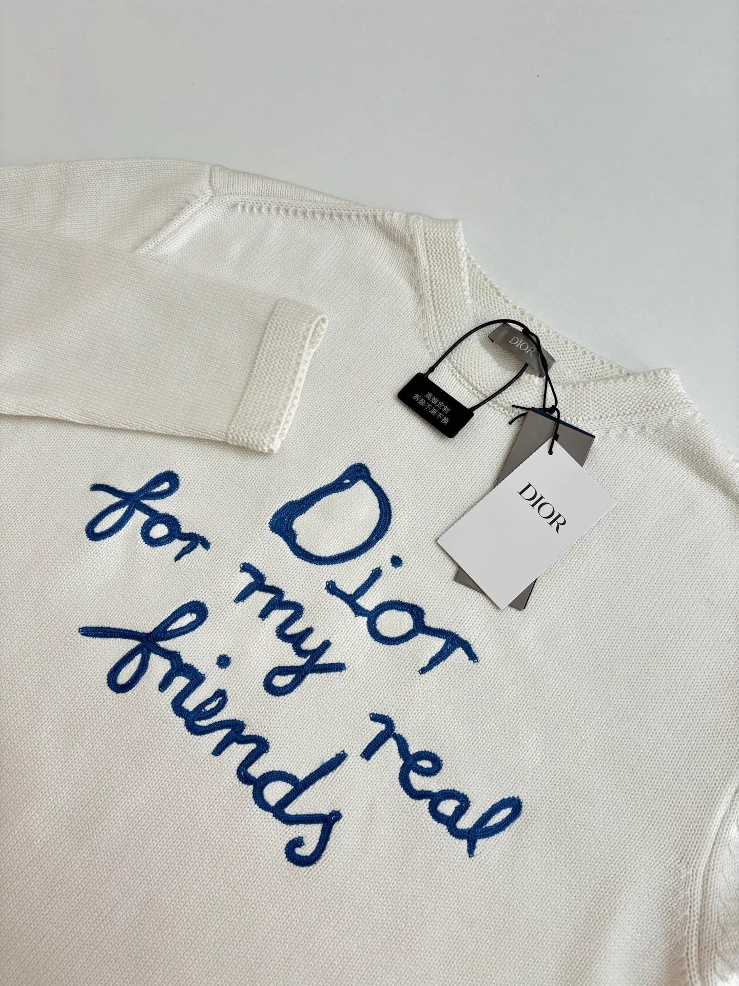 🅿️460 Dio*/Dior 25Fw new friend embroidered knitted sweater. The original version was purchased and developed for 13,500. The fabric is made of 16-count single yarn fabric. This fabric is woven from blended cotton yarn. When paired with a 7-needle machine, the effect is more three-dimensional. The embroidery uses 3D three-dimensional cotton thread embroidery. The embroidery technology is high-density and the number of stitches is sufficient to prevent linting, and the upper body effect is more high-end. This sweater displays the Dior For My Real Friends logo from the DIOR AND HYLTON NEL collaboration. Crafted from blue cotton-blend jersey, it has a regular fit with ribbed details and embroidery on the chest for added style.  Size：S/M/L