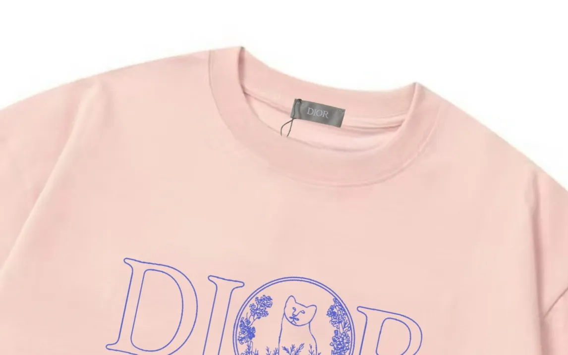 🅿️170 (arrives the next day) DIOR Dior 2025 new line cat letter logo, same style for men and women, short-sleeved T-shirt ·Customized 300g 100% double yarn pure cotton fabric ·Design dyed 32 double-strand threads ·Collar label, hangtag, main mark and three labels complete Color: pink Size: XS S M L