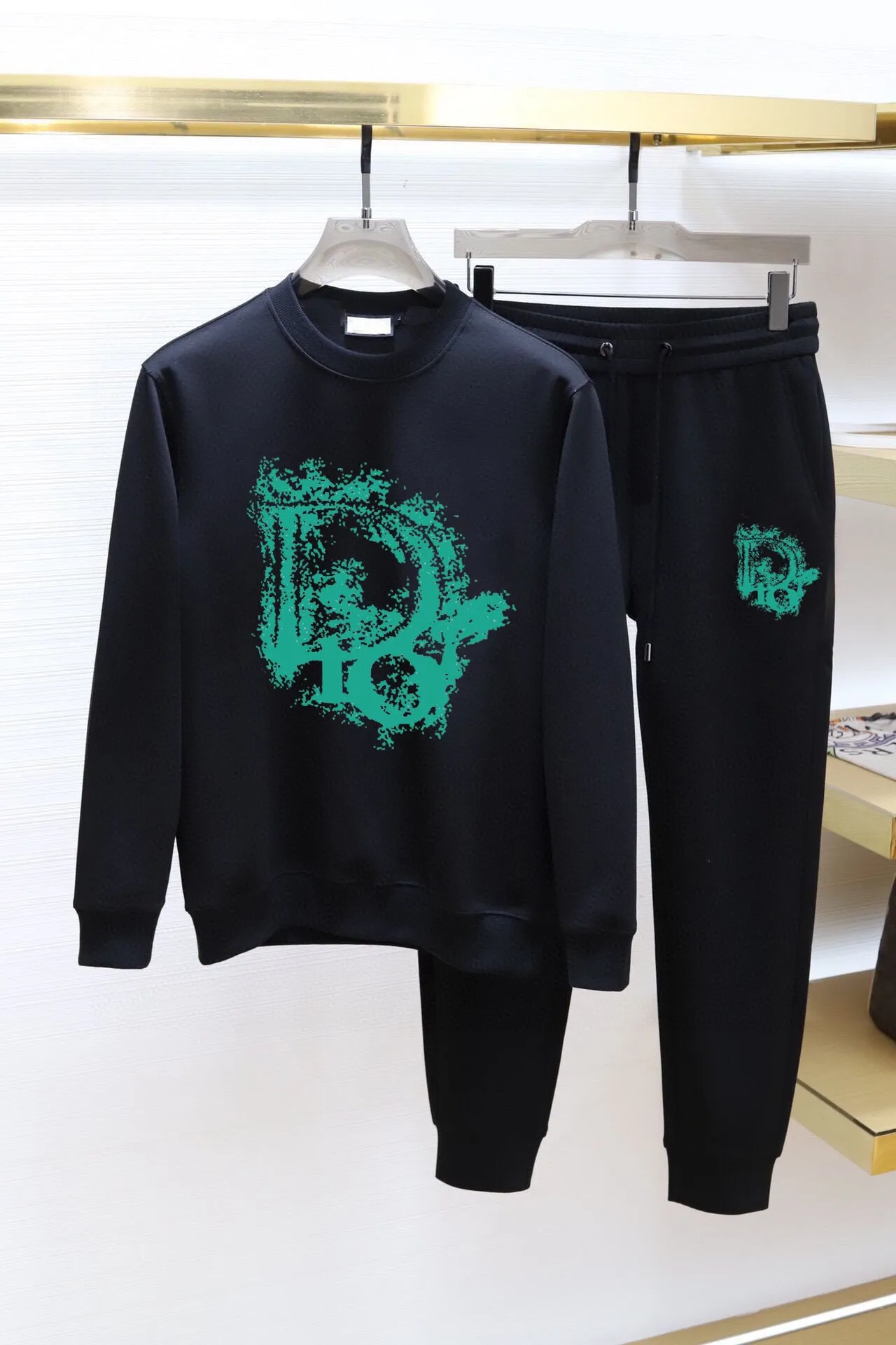 🅿️380 direct batch [DIOR Dior] (Fat Man Gospel) hot-selling suit is coming. Focus on the original version of the official website. 2025 new hot-selling sweatshirt suit. The original order is the best. 🇭🇰The meticulous work of top designers. Just for a fitting and perfect upper body effect. All-natural high-quality Roman cotton 100%, close-fitting comfort, noble and elegant! Original hardware embodies elegance and nobility! Counter size: M-5XL (maximum wear up to 220 pounds)