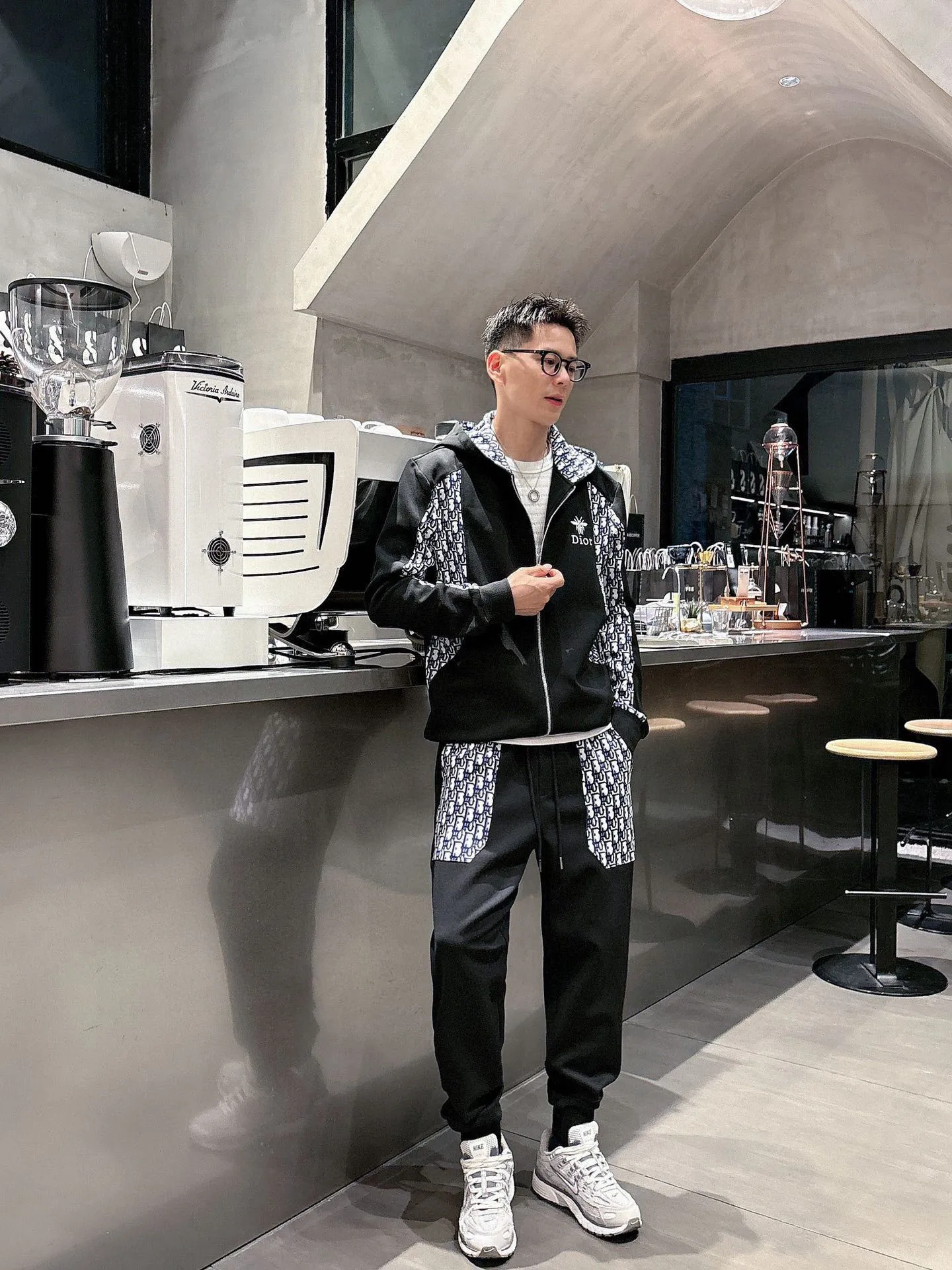 [DIOR Dior] Hot-selling suit is coming. Focus on the original version of the official website. 2025 new hot-selling cardigan and sweatshirt suit. The original order is the best. It is the meticulous work of top designers. It has a fitting and perfect upper body effect. All-natural high-quality Tencel Roman cotton 100%, close-fitting comfort, noble and elegant! Original hardware embodies elegance and nobility! Counter size: M-3XL (maximum wear up to 190 pounds)