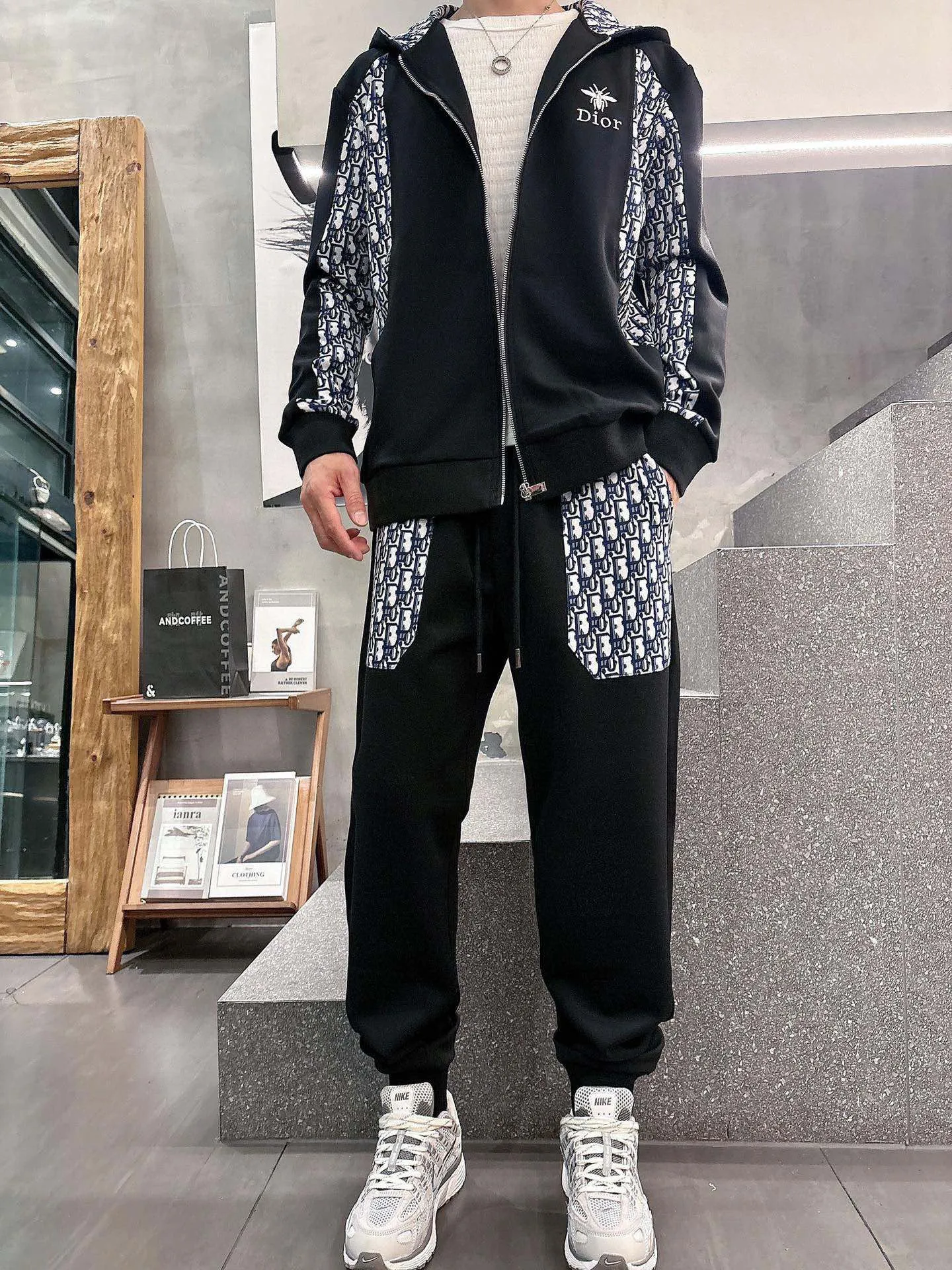 [DIOR Dior] Hot-selling suit is coming. Focus on the original version of the official website. 2025 new hot-selling cardigan and sweatshirt suit. The original order is the best. It is the meticulous work of top designers. It has a fitting and perfect upper body effect. All-natural high-quality Tencel Roman cotton 100%, close-fitting comfort, noble and elegant! Original hardware embodies elegance and nobility! Counter size: M-3XL (maximum wear up to 190 pounds)