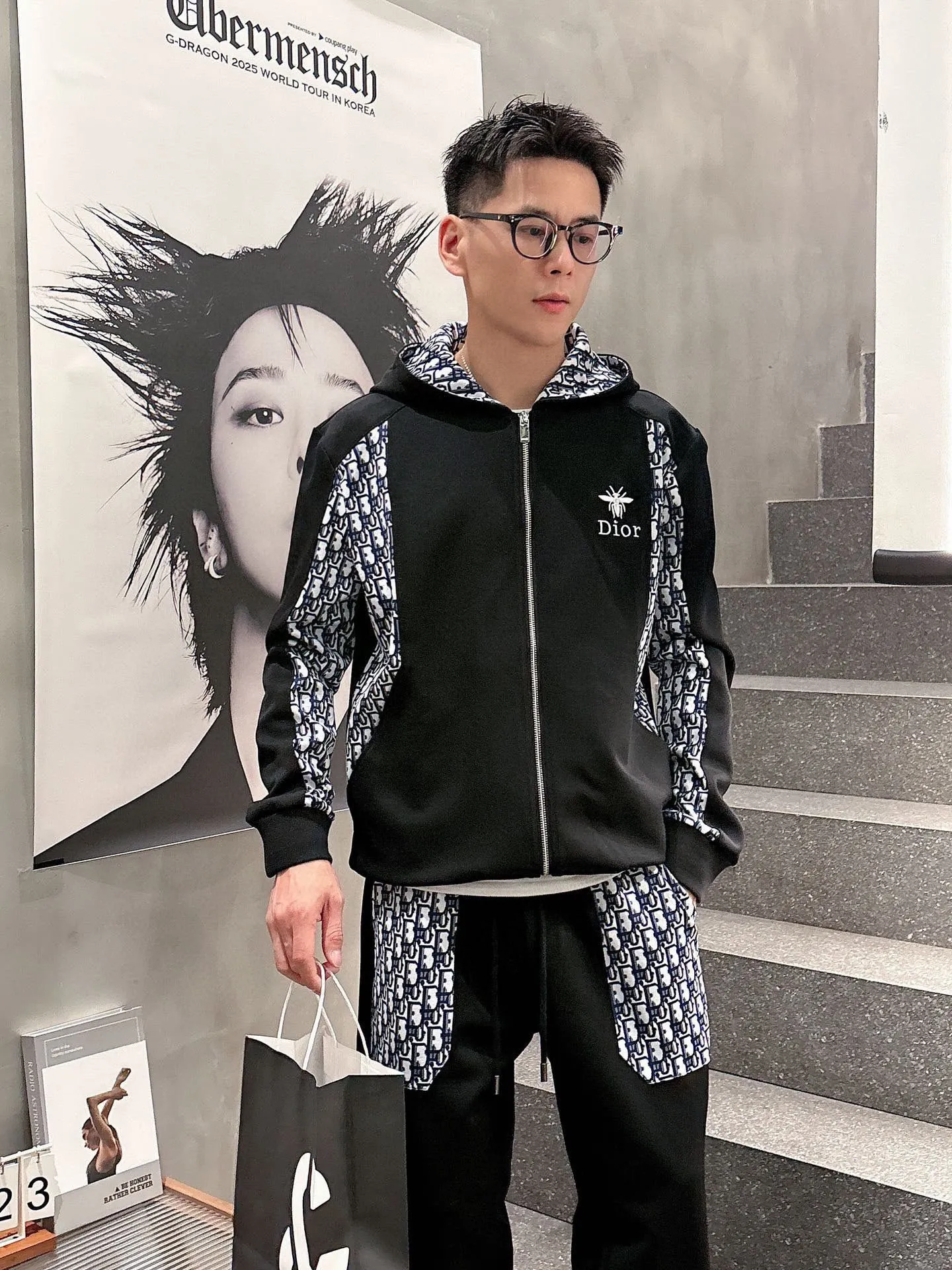 [DIOR Dior] Hot-selling suit is coming. Focus on the original version of the official website. 2025 new hot-selling cardigan and sweatshirt suit. The original order is the best. It is the meticulous work of top designers. It has a fitting and perfect upper body effect. All-natural high-quality Tencel Roman cotton 100%, close-fitting comfort, noble and elegant! Original hardware embodies elegance and nobility! Counter size: M-3XL (maximum wear up to 190 pounds)