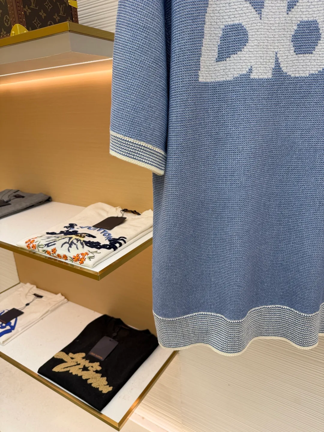 Dior waffle pattern letter short sleeves ●Original version: 12,000 purchased and developed ●Item number: 1681891-B05 ●Fabric: combed cotton fabric ●Technology: knitted ●Color: blue and white ●Version: fitted version ●Weight: about 410 grams ●Size: XS-S-M-L ●Description: The yarn uses a combination of special yarns, core yarn and 100% combed cotton. All colors are custom-dyed. This fabric piece is stitched with a combination of two types of needles. Since the core yarn is thicker and the combed cotton is thinner, two yarns with a large difference in thickness are used for the front and back panels and sleeves. The requirements for the machine are relatively picky. The 14-needle German STOLL machine woven piece. The cuffs, collar, and hem ribs are sewn separately. When sewing, all ribs need to be sewn on the 12-pin disc, and the upper sleeve embedment clips need to be on the 18-pin disc. The combed cotton yarn on the shirt body is relatively thin, so special attention must be paid when sewing the ribs. If you are not careful, the clothes will be broken and defective products will be produced. Because the shirt hems and cuffs are sewn separately, the sewing disc is increased, and the time for picking and tailing is relatively long. The overall wiring is straight and delicate, the fabric is comfortable and soft, and the color is consistent without color difference. It can be matched with the same style to create a fashionable look and control various occasions. Customized accessories, complete with three standards, same style for men and women!