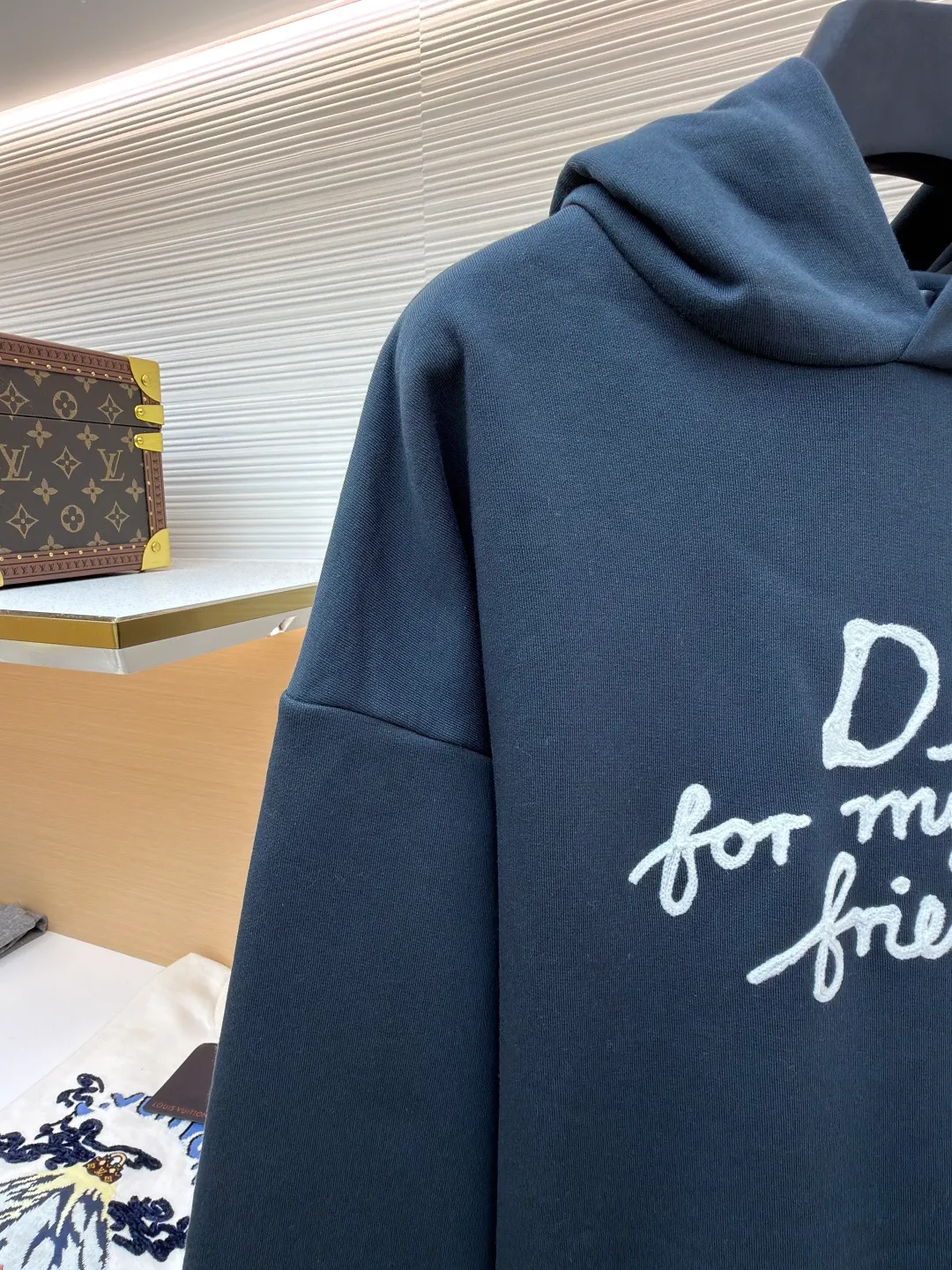 Dior's iconic embroidered long-sleeved hooded sweatshirt ●Original version: Purchased and developed by 7233 ●Item number: 1681281-A65 ●Material: combed cotton fabric ●Technology: embroidery production ●Color: navy ●Version: fitted version ●Weight: about 720 grams ●Size: S-M-L-XL ●Description: This hooded sweatshirt displays the Dior For My Real Friends logo from the DIOR AND HYLTON NEL joint series. Crafted from navy cotton fleece, it features contrasting embroidery on the front and a practical kangaroo pocket. Cut for a relaxed fit with a ribbed hem and cuffs, it pairs well with a variety of casual outfits. DIOR AND HYLTON NEL collaboration Doir For My Real Friends logo embroidered, hood, front kangaroo pocket, ribbed hem and cuffs. The overall wiring is straight and delicate, the fabric is comfortable and soft, and the color is consistent without color difference. It can be matched with the same style to create a fashionable look and control various occasions. Customized accessories, complete with three standards, same style for men and women!