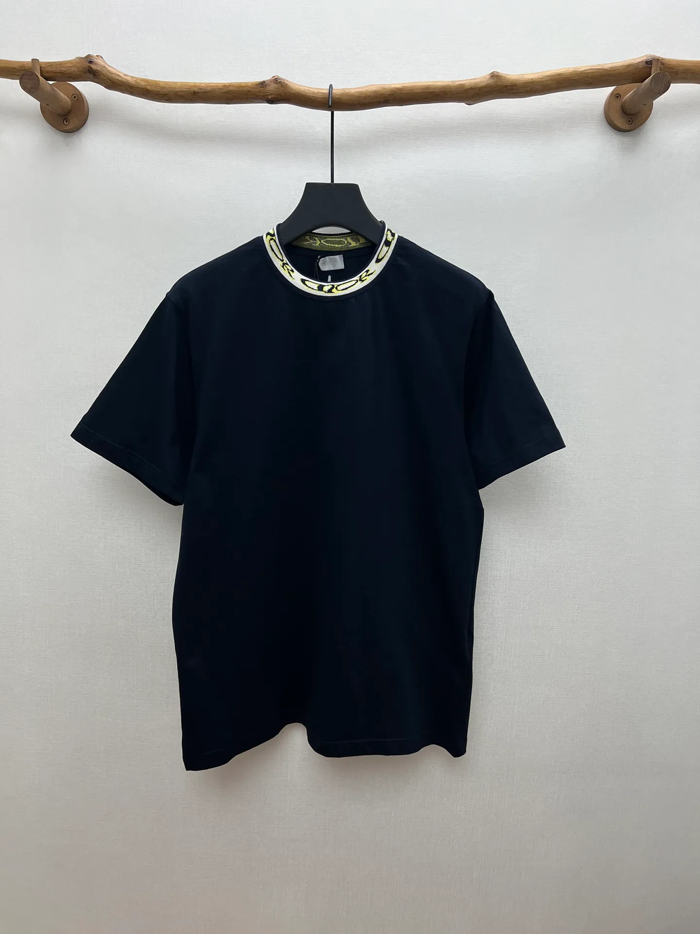 🅿️240 Dior 25ss new T-shirt is a new product of the 2025 autumn men's wear series, from the DIOR AND LEWIS HAMILTON limited series. Crafted from black cotton jersey, it has a ribbed neckline decorated with the collection's signature, a graphic reinterpretation of the Dior logo. Wear it with the collaboration's trousers for a sophisticated look. Size: S.M.L.XL.