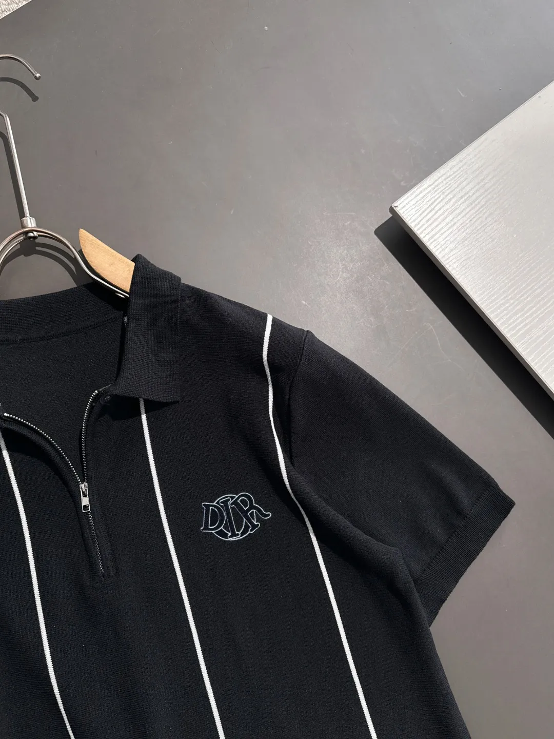 🅿️330 shipped next day. High quality Dior 2025 spring and summer new men's lapel short-sleeved T-shirt. Made of combed cotton yarn knitted cotton fabric. Pure cotton high-weight special yarn. It feels heavy when weighed. The upper body is also more textured than ordinary T-shirts. This texture can cope with the weather easily and is suitable for both hot and cold! The pattern on the chest adopts three-dimensional embroidery technology, and is perfectly produced stitch by stitch with reference to the original version! Loose fit design, looks noble. Size: M to XXXL